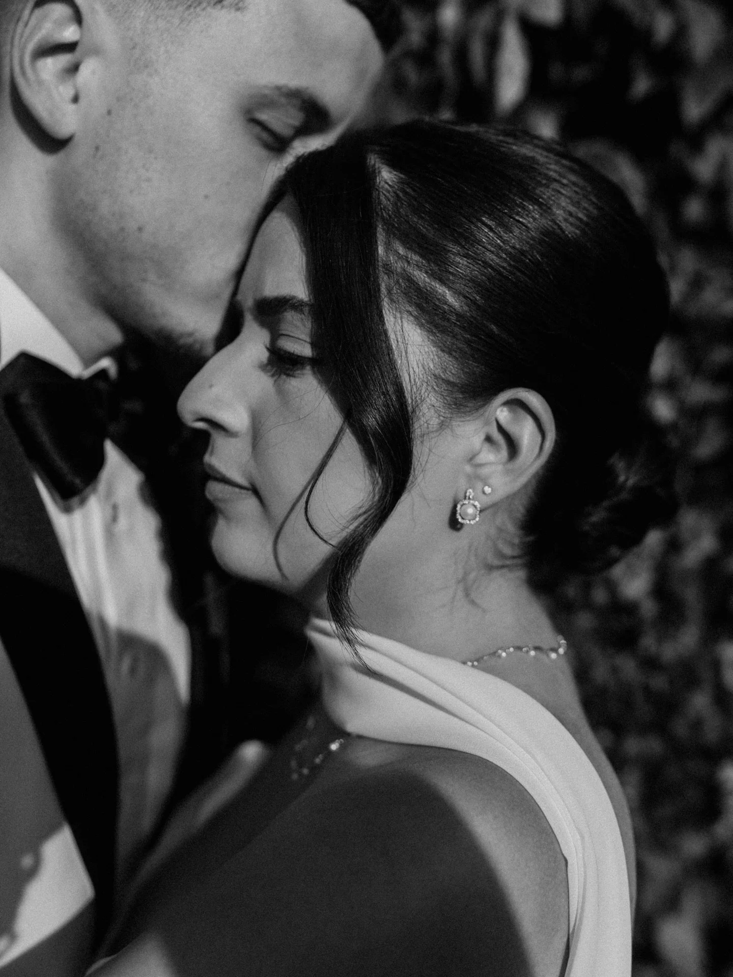 We love a black and white moment

🖤 photography @_nlovephotography 
🤍 florals @brava_blooms