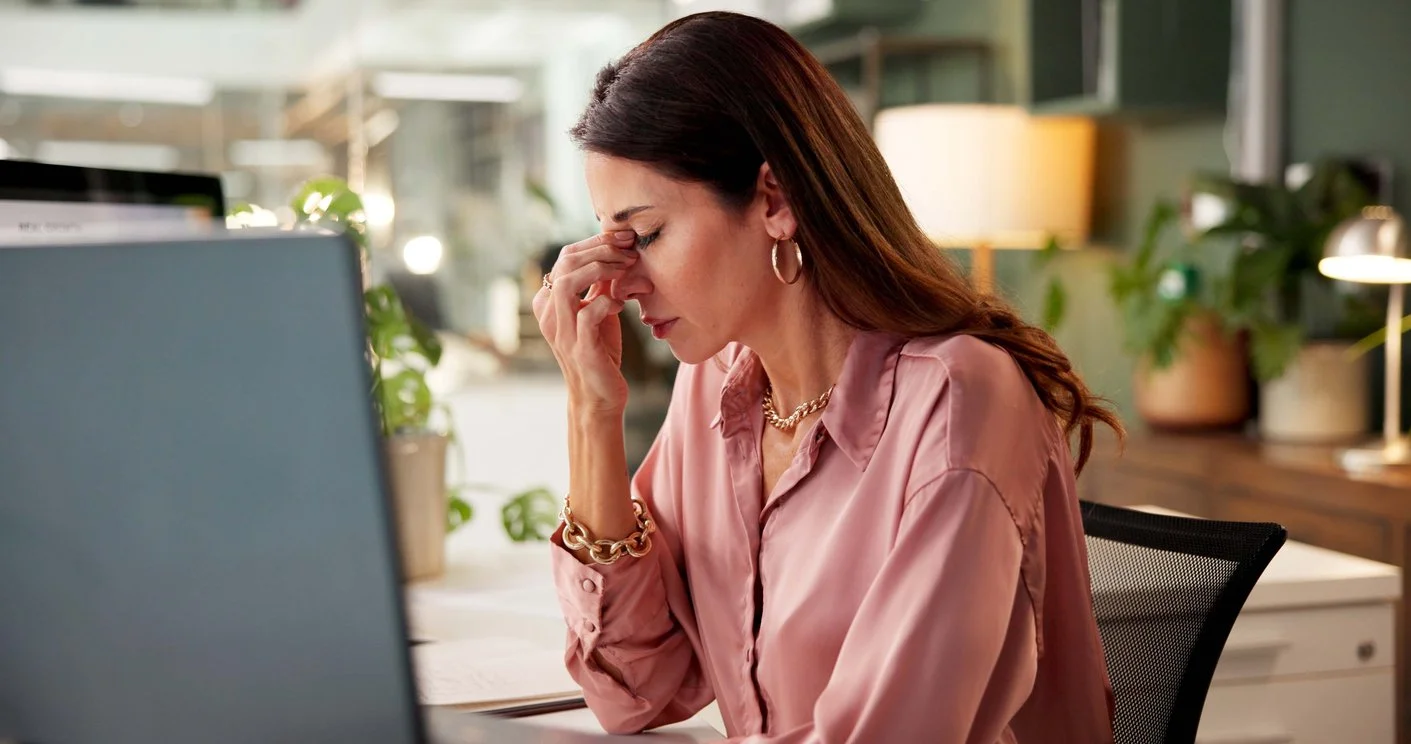 Woman experiencing brain fog and overwhelm in the office