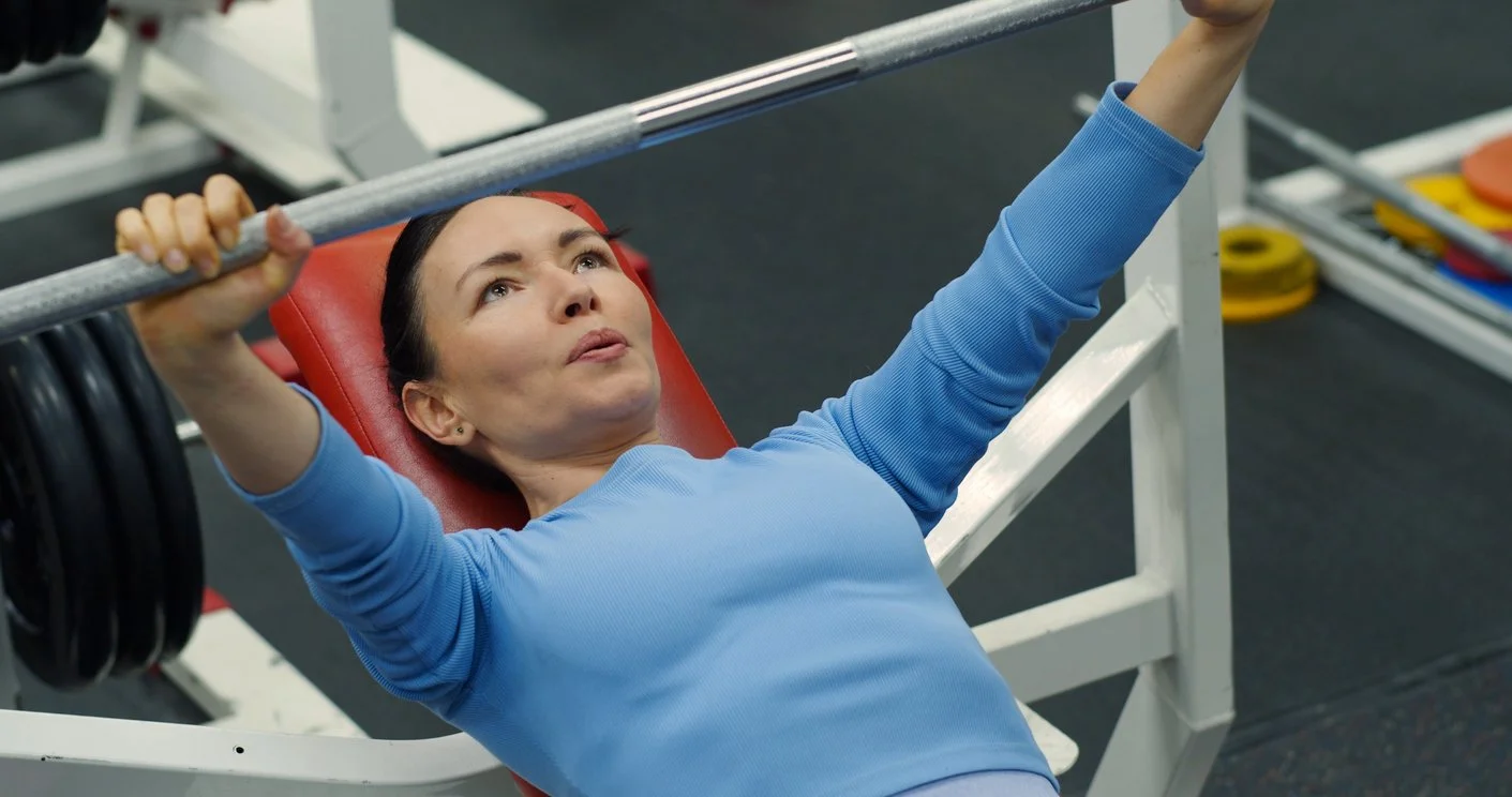 Woman lifting weights while maintaining a healthy diet