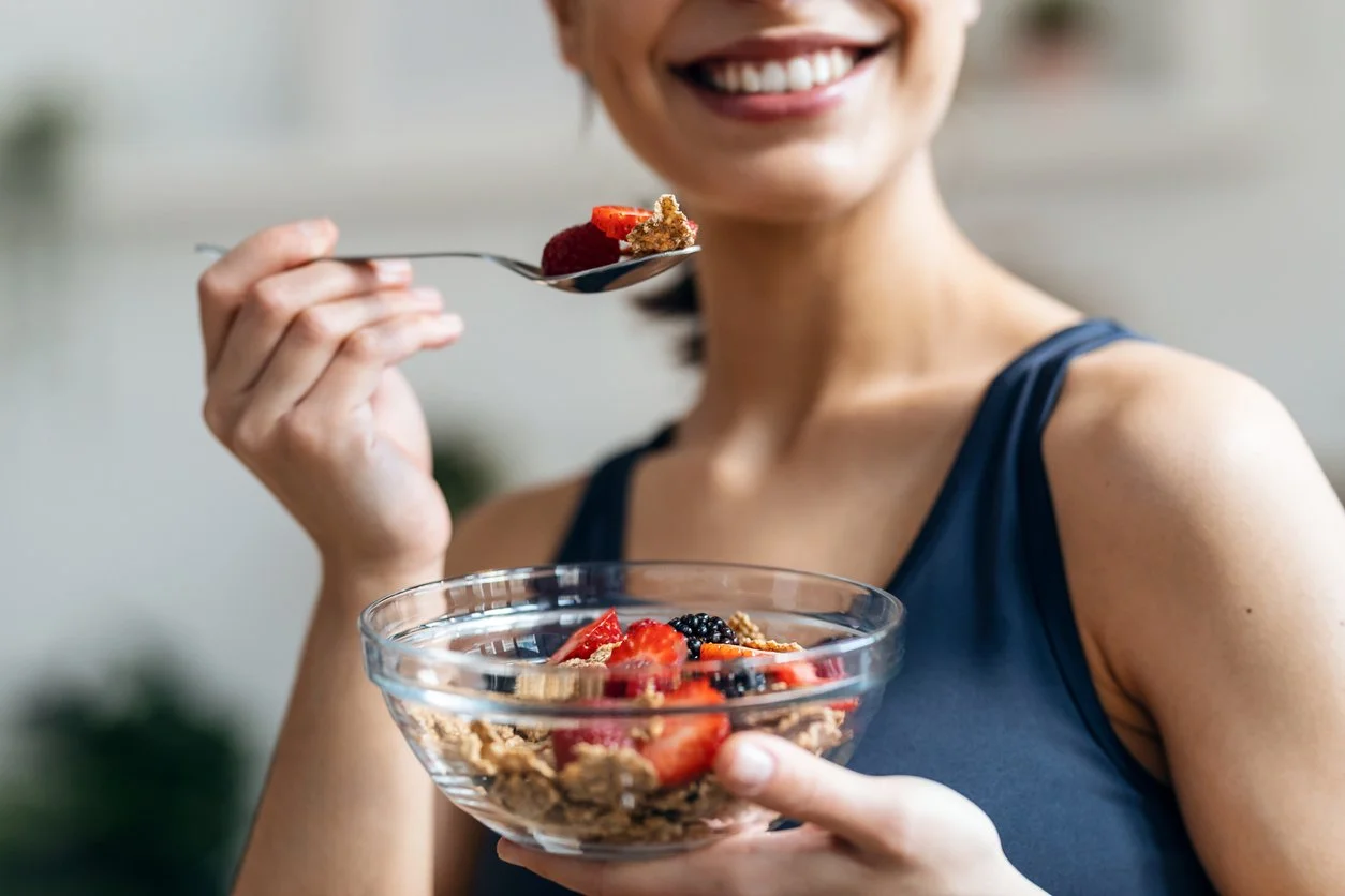 Perimenopausal woman eating fiber
