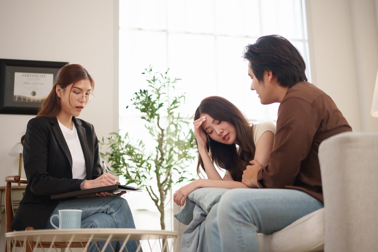 A couple meeting with their therapist