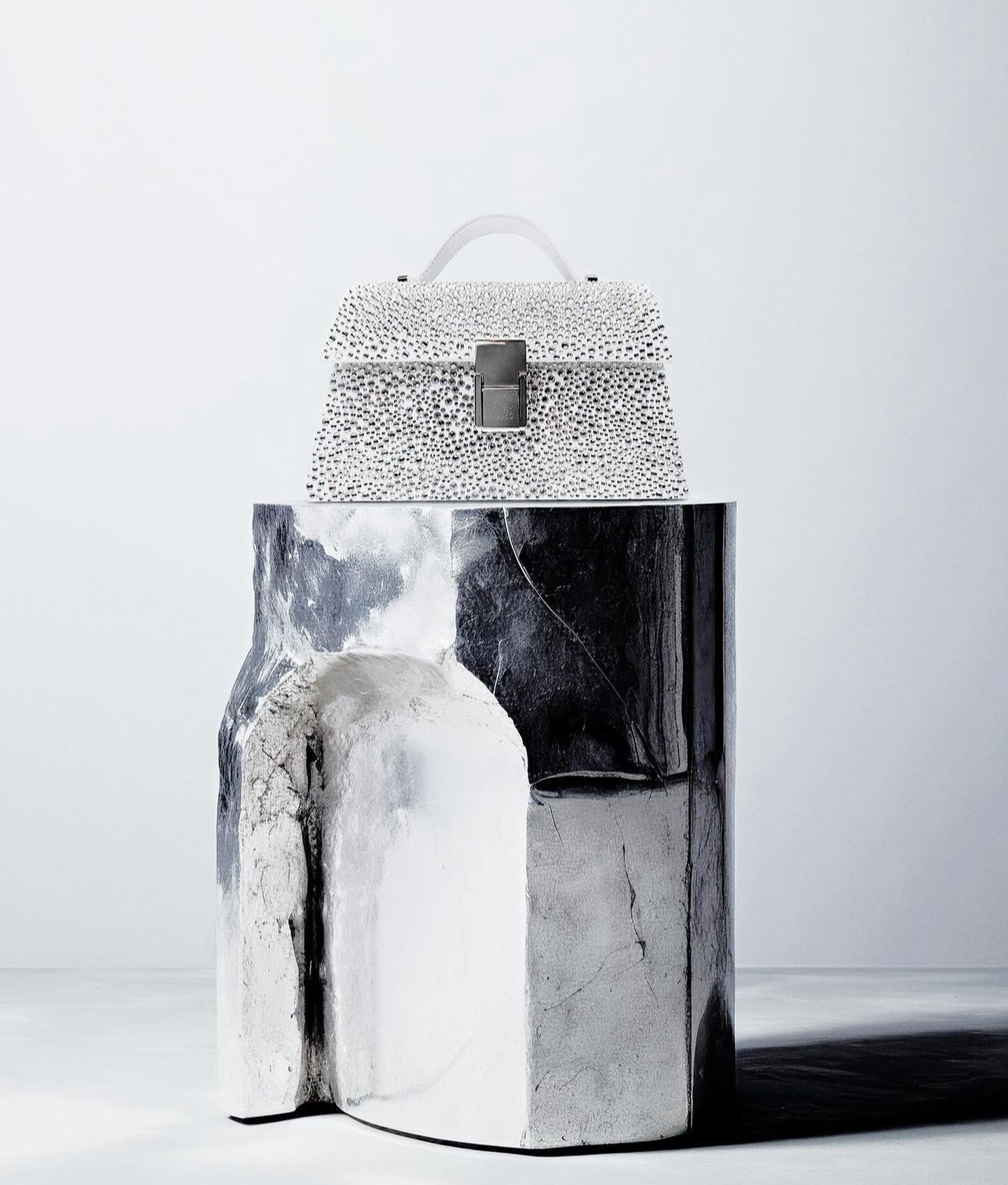 The MICRO STELLA in silver crystal: placing innovation on a pedestal - @marinaraphaelofficial 

#marinaraphael #crystal #bag #designerbag
