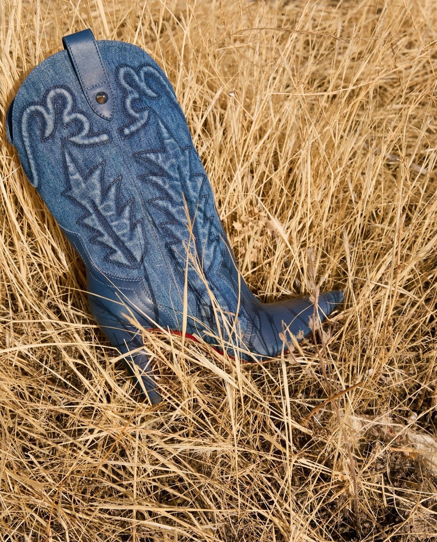 In our cowboy boot era with the @louboutinworld Santiabooty boot. Where every step, makes a statement! 

#ChristianLouboutin #Boots #Cowboyboots #HeelBoots #Fashion