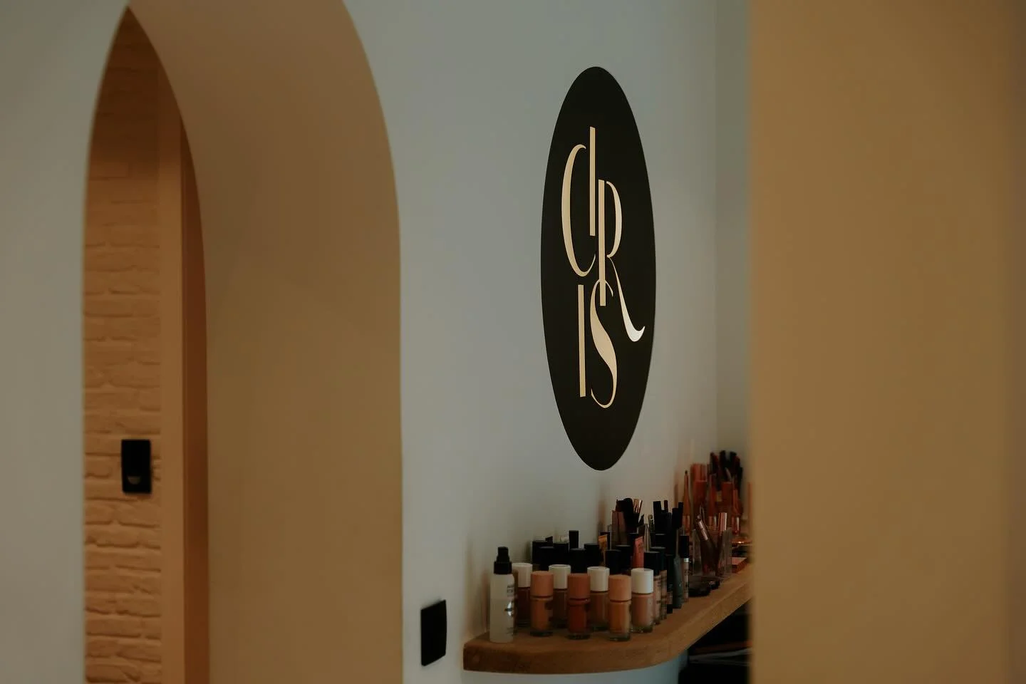 &ldquo;𝑴𝒊𝒋𝒏 𝒇𝒂𝒗𝒐𝒓𝒊𝒆𝒕𝒆 𝒉𝒐𝒆𝒌𝒋𝒆&rdquo;

Mijn favoriete hoekje in het salon is toch wel de make-up hoek 🤩 

Daar kan ik al mijn creativiteit kwijt en jullie op zen mooist maken. 
Is het nu voor je trouwfeest, avondfeest, communie,&hel