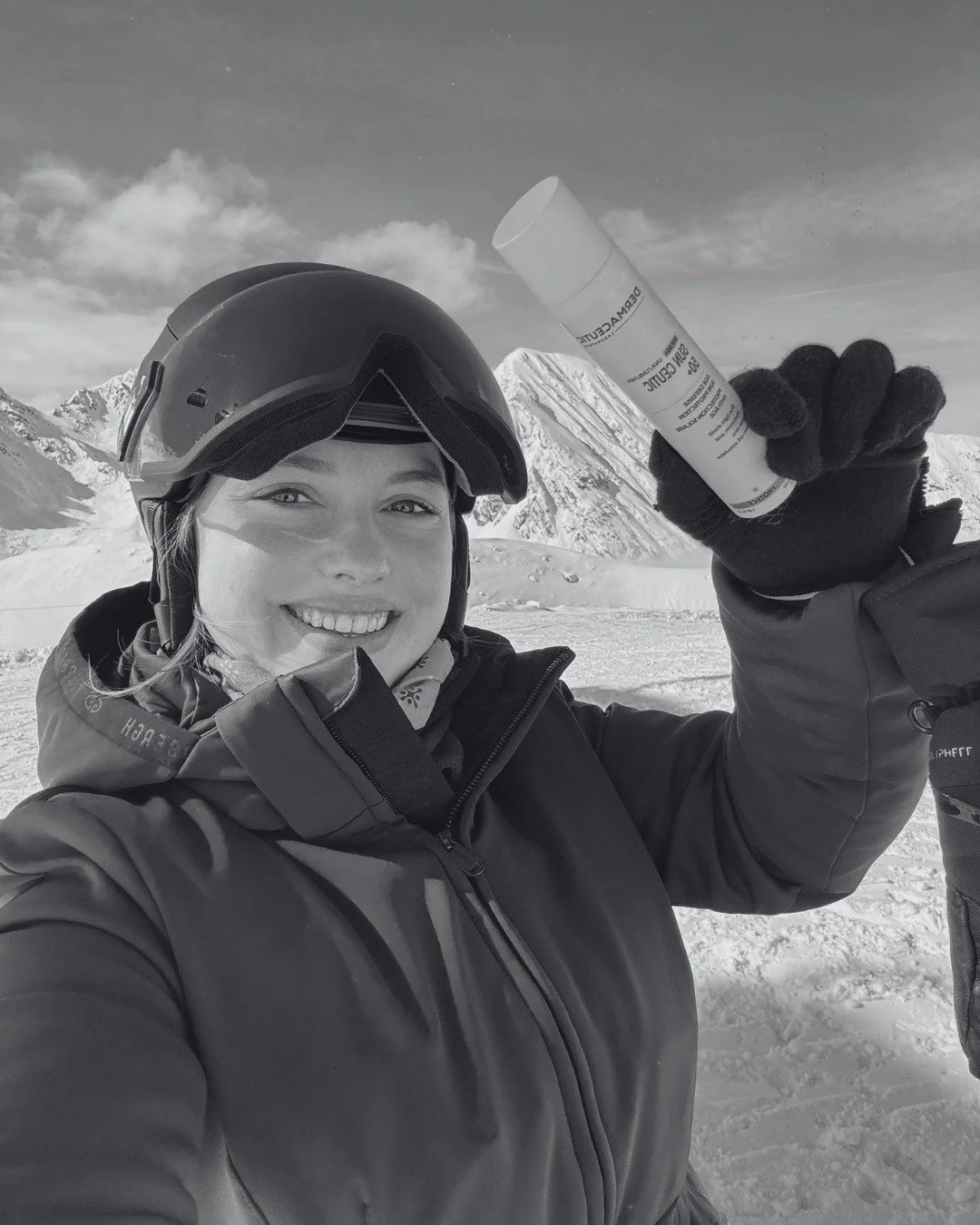 Of je nu naar de zon of de sneeuw gaat deze paasvakantie, this will be your best friend. ☀️

Je huid beschermen tegen de zon is zo belangrijk. Niet alleen om niet te verbranden, maar ook om vroegtijdige huidveroudering, pigmentvlekken en schade op la