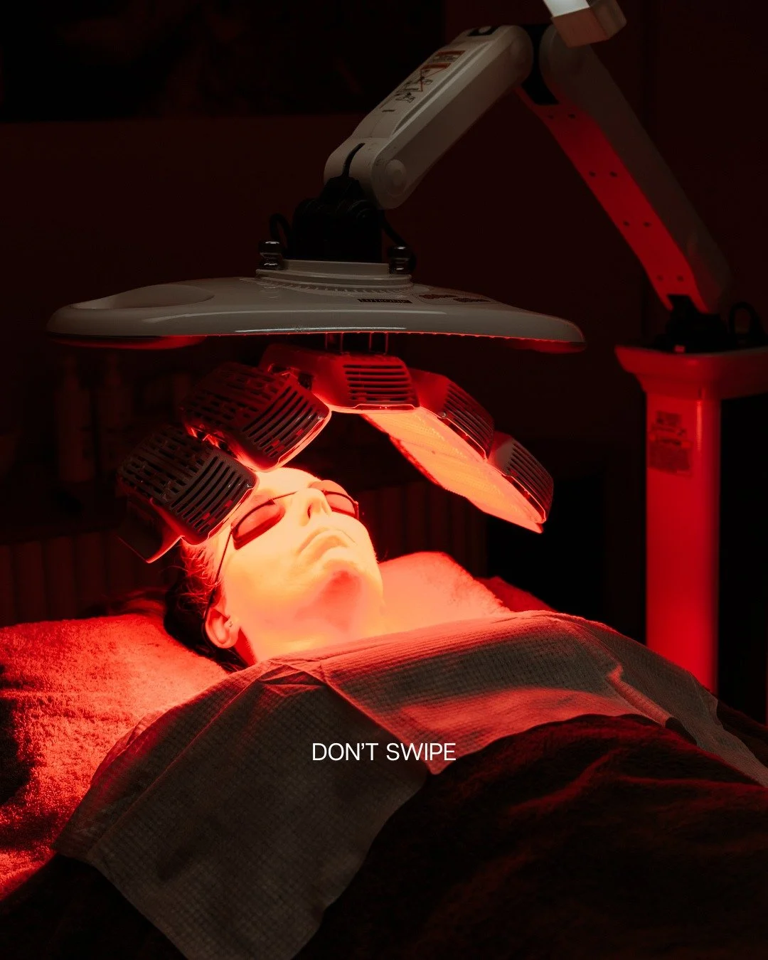 We zeiden dat je het niet mocht doen.

En je hebt het toch gedaan...

Dus plan gerust je volgende facial met red light therapy om alle voordelen hiervan zelf te ervaren. 🙌🏼