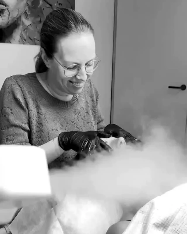 De ideale behandeling om jezelf mee te verwennen of om in te plannen voor een speciale gelegenheid.

Een moment van rust, ontspanning en pure huidverbetering. 🫧

Dat is onze HydraGlow Treatment. 🙌🏼

Tijdens deze behandeling wordt de huid diep gere