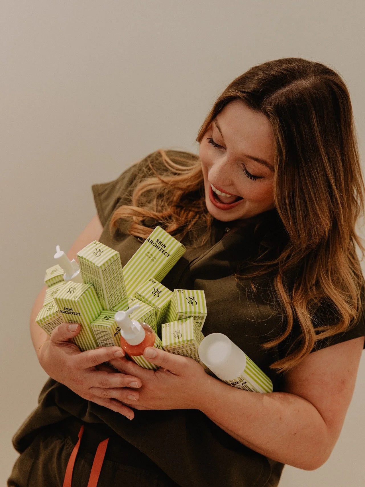 Ons eigen skincare merk kreeg een makeover...

Meet Skin Architect ✨

Niet elke huid heeft nood aan een medisch skincare traject. Soms zoek je gewoon een dagelijkse verzorging die voedt, beschermt en ondersteunt zonder je huid te overbelasten. En dat