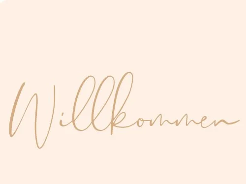 Begrüßungsgrafik mit dem Wort 'Willkommen' in eleganter, handgeschriebener Schrift auf hellem Hintergrund.