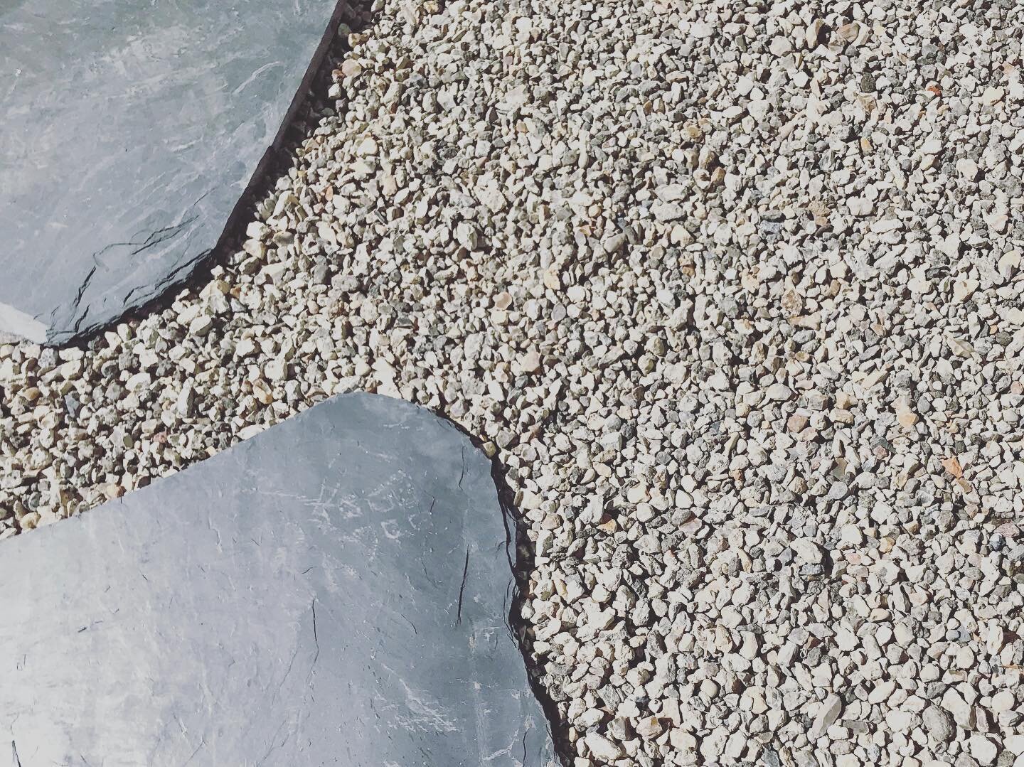 M I N E R A L 
-
-
-
#matiere #ardoise #betonrecycling #graviers #pasjaponais #circulations #jardin #paysagiste #jardinier #amenagementexterieur #revetementdesol #permeable