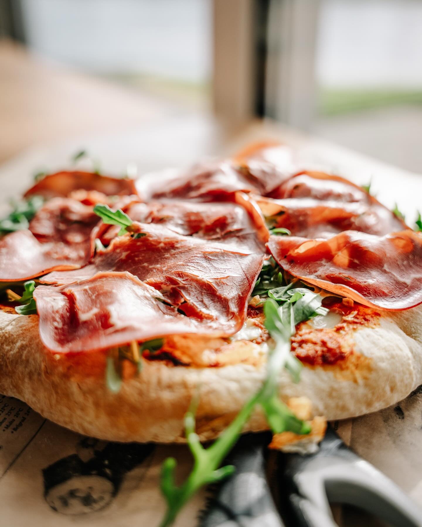 Die Lieblingspizza 🍕unserer G&auml;ste 🍕ist definitiv PIZZA MIT RUCOLA UND BRESAOLA VOM ANGUS RIND! Am Besten noch mit einem Burrata als kleines Extra! Einfach HYGGE ❤️ #pizzalover #pizza #pizzaforever #campinglife #camping #welovecamping #hygge #o