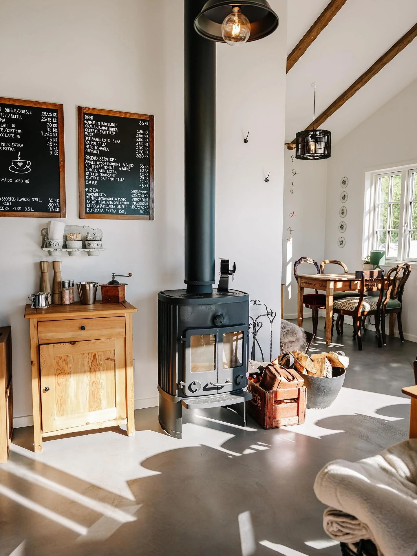 Unser Hygge Lake Bistro ist dieses Jahr St&uuml;ck f&uuml;r St&uuml;ck gewachsen &ndash; mit liebevollen Details und noch mehr Herz ❤️ 

Ein Ort, der nach Kaffee duftet, nach Lachen klingt und sich einfach nach Ankommen anf&uuml;hlt. 🇩🇰

Nichts Per