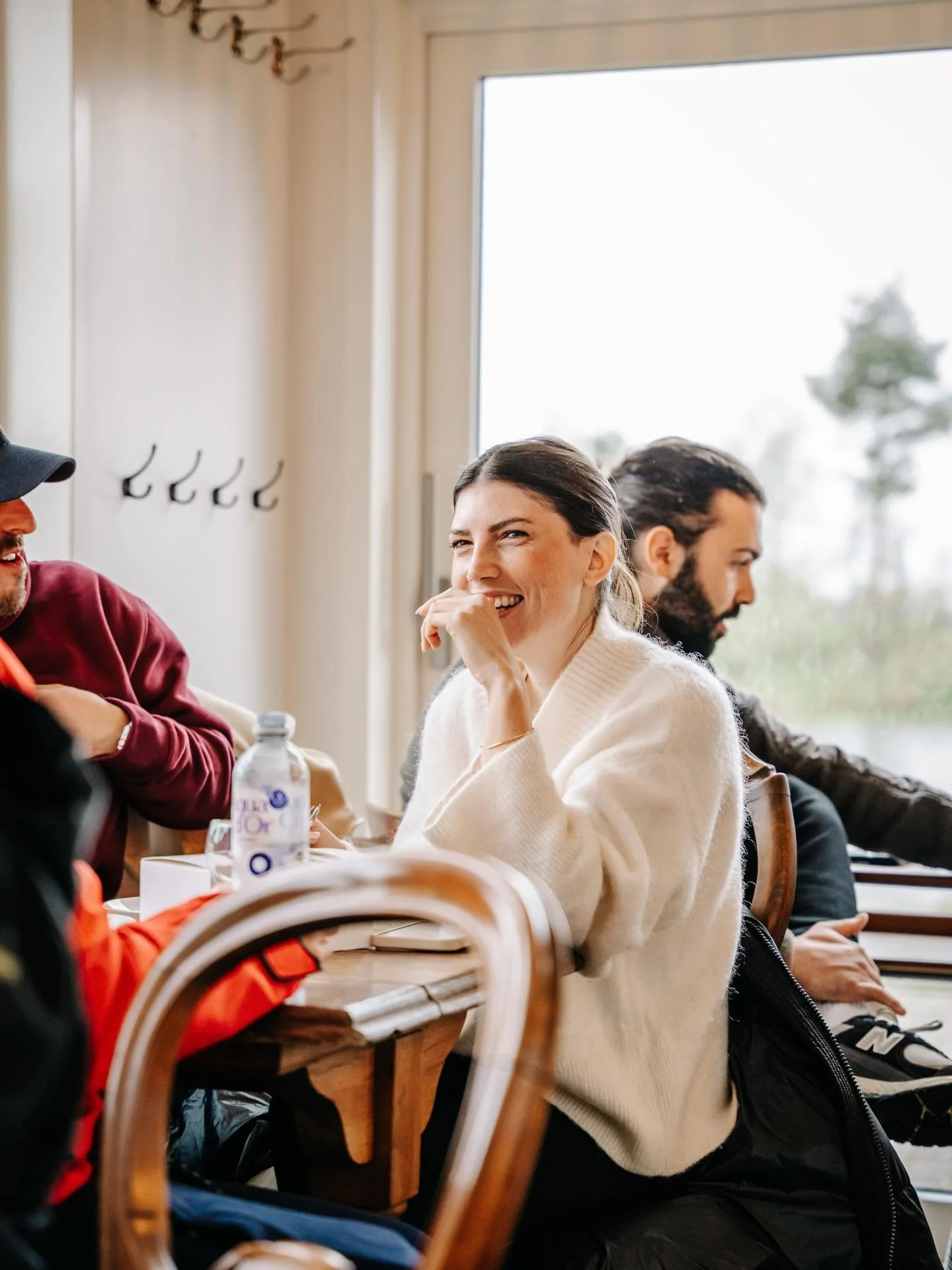 Habt ihr euch schon mal gefragt, wie ein Morgen bei Hygge Lake aussieht?
Im Bistro duftet es nach frisch gemahlenem Kaffee aus unserer Siebtr&auml;germaschine, das Feuer im Ofen knistert &ndash; und &uuml;berall sitzen entspannte, gut gelaunte G&auml