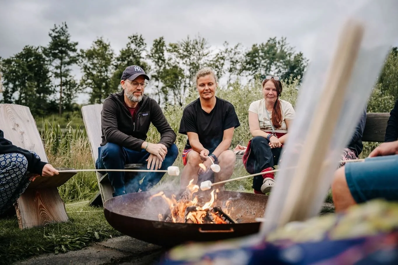 Momente, die bleiben &ndash; Freundschaften, die entstehen
Am Lagerfeuer bei Hygge Lake entstehen Erinnerungen, die man nicht vergisst. Wenn Marshmallows &uuml;ber dem Feuer r&ouml;sten und man ganz nebenbei die Nachbarn besser kennenlernt, entsteht 