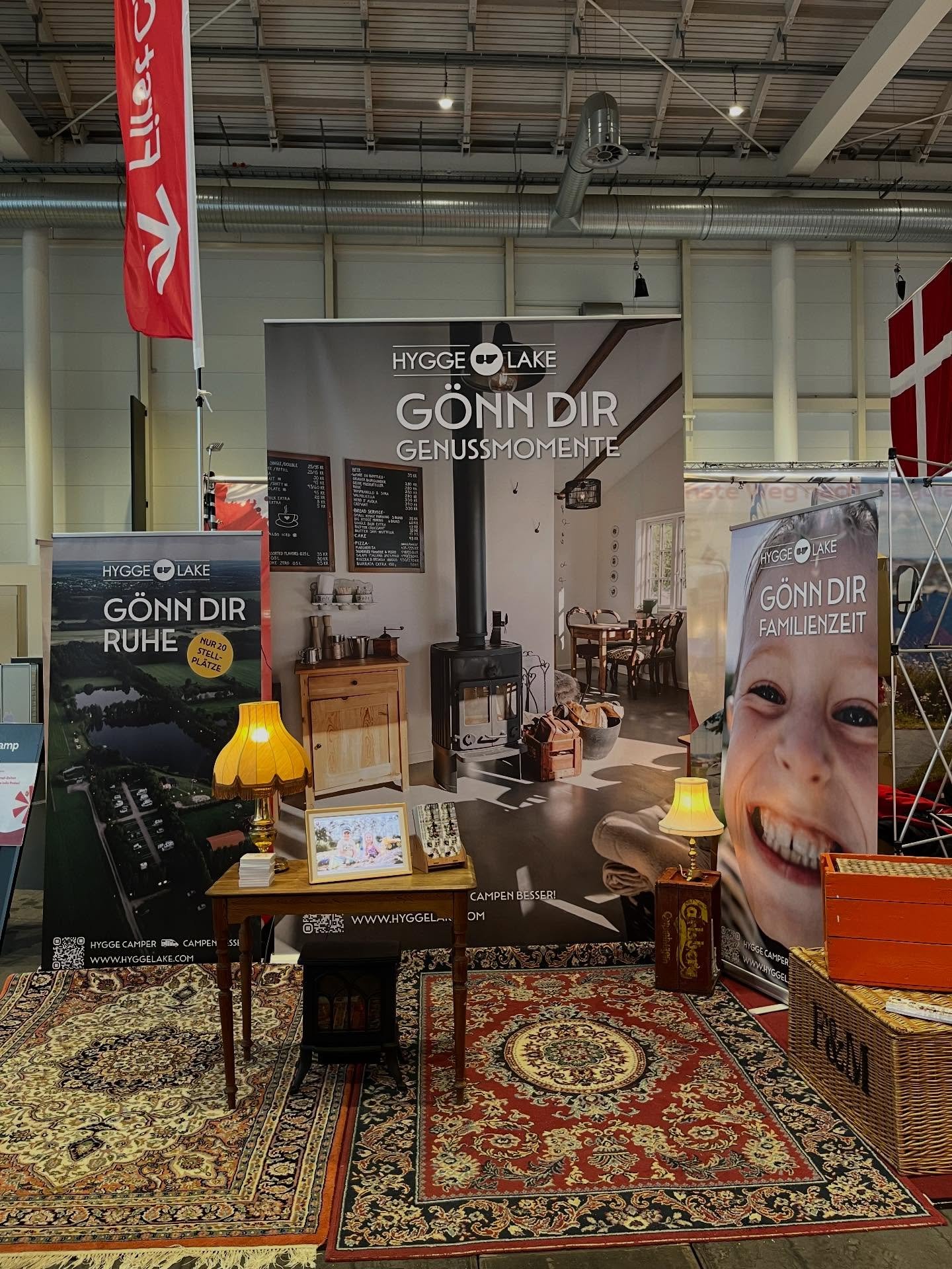 So dankbar 🤍
Auch dieses Jahr darf ich wieder auf der Reisen &amp; Caravan Messe in Hamburg ausstellen &ndash; mit einem richtig hyggeligen Stand und schon jetzt so vielen tollen Besuchern.
Die Gespr&auml;che, das Interesse und euer positives Feedba