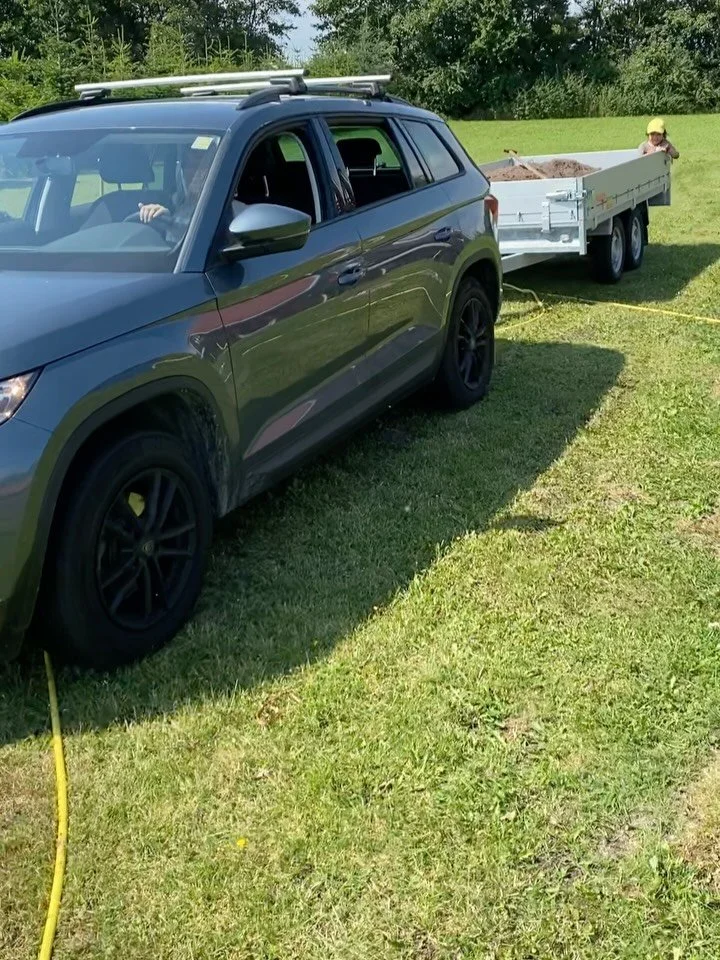 Was glaubt ihr, was eines der ersten Dinge war, die wir hier auf unserem Grundst&uuml;ck gemacht haben? 👀

Wahrscheinlich w&uuml;rde niemand darauf kommen:
Wir haben einen Sandkasten f&uuml;r unseren Sohn gebaut. 🏖️

Und ehrlich gesagt war das abso
