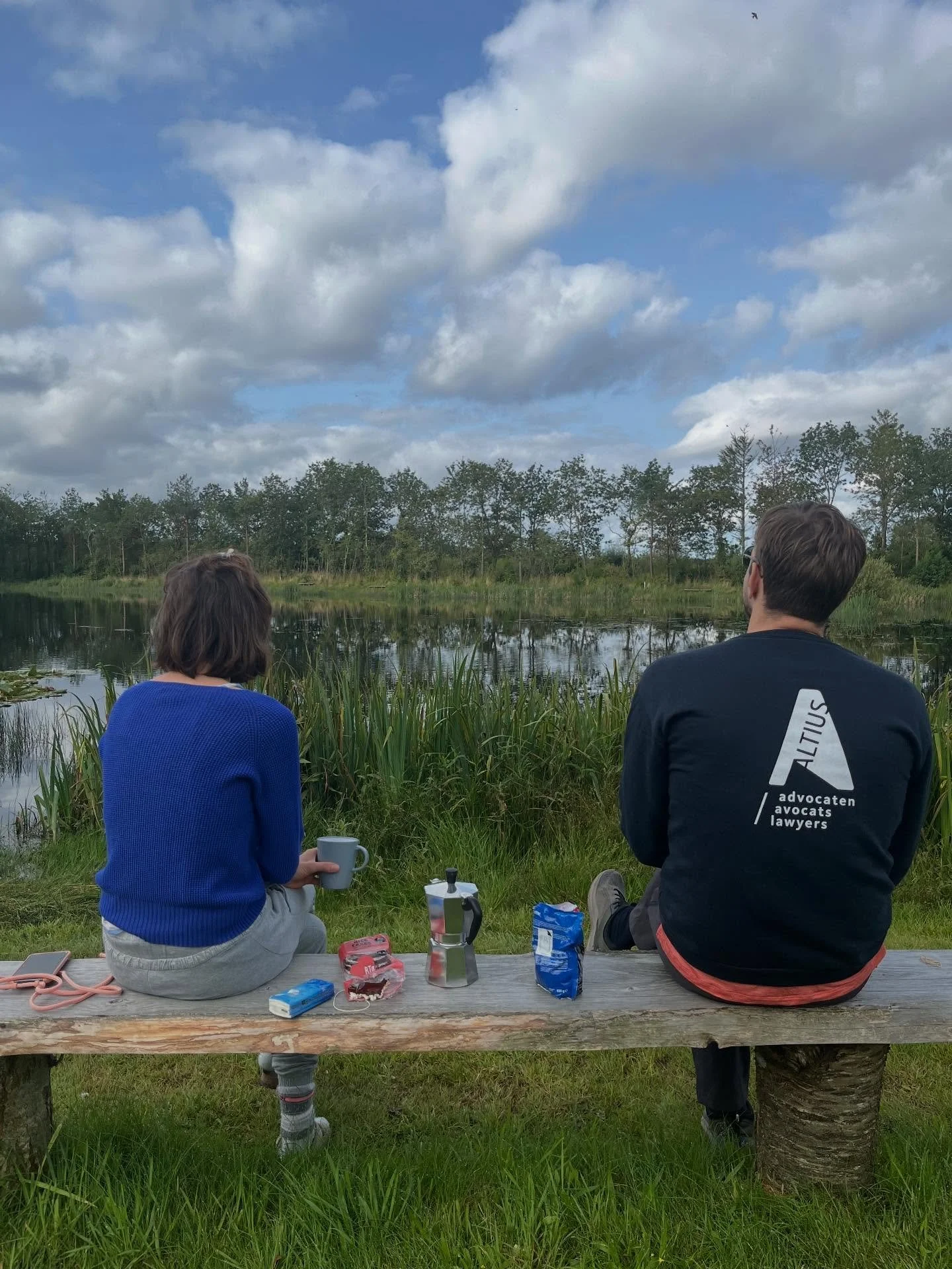 Was ist eigentlich Hygge f&uuml;r dich?

F&uuml;r manche ist es der erste Kaffee am Morgen mit Blick auf den See. 
F&uuml;r andere ein gutes Buch in der Sonne, w&auml;hrend der Wind leise durch die B&auml;ume zieht. 
F&uuml;r Kinder vielleicht ein Ab
