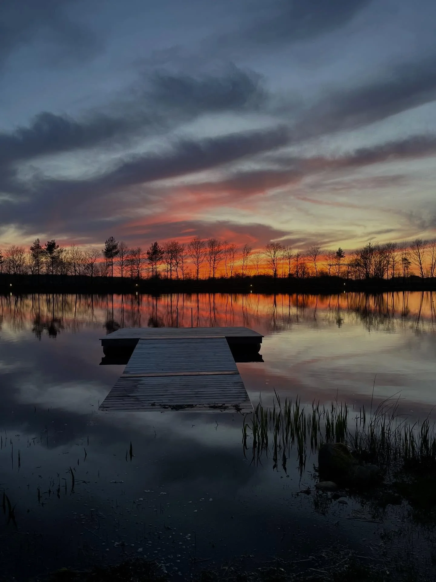 Manche Sonnenunterg&auml;nge sind einfach nur sch&ouml;n.
Und manche brennen sich f&uuml;r immer ins Herz. 🌅❤️🇩🇰

Dieser Abend am See war genau so einer.
Der Himmel in warmen Farben, das Wasser spiegelglatt &ndash; und unser Steg sah durch den etw