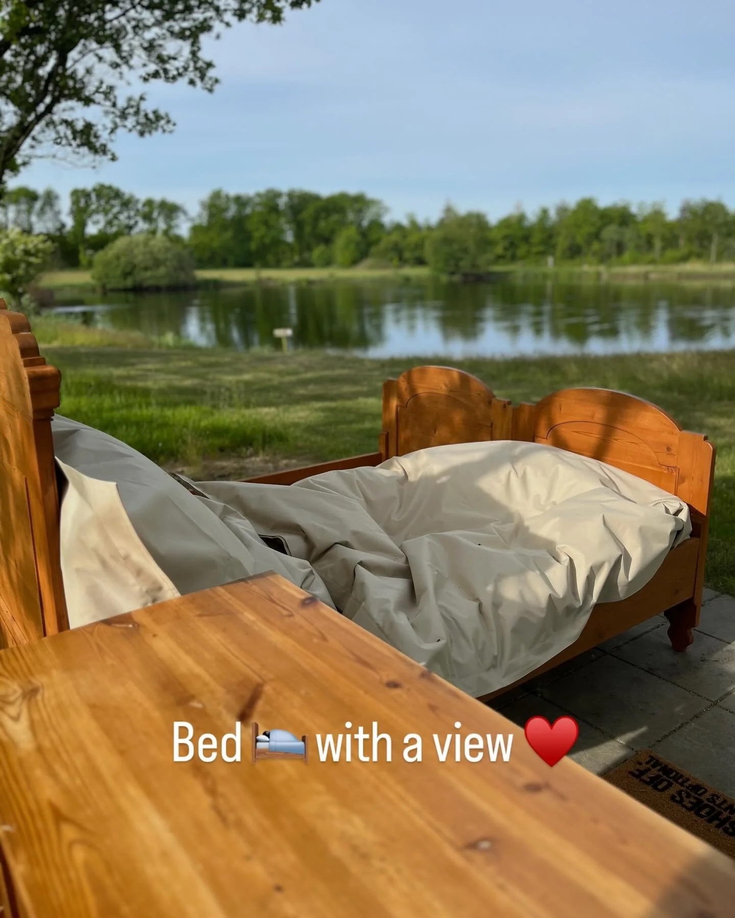 Manche Ideen entstehen einfach aus einem Gef&uuml;hl heraus. ✨

Vielleicht habt ihr euch schon gefragt, warum bei uns mitten am See einfach ein Bett steht.
Die Geschichte dahinter ist eigentlich ganz typisch f&uuml;r Hygge Lake.

Ich habe dieses Bett