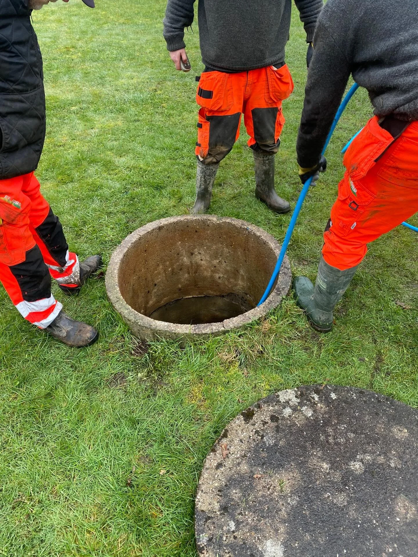 Kleiner Throwback: Heute haben mich die aktuellen Grabungsarbeiten wieder direkt in diese Zeit katapultiert.

Vor genau drei Jahren standen wir hier&hellip; und dachten:
&bdquo;Kleiner Job. 1&ndash;2 Wochen. Zwei M&auml;nner, zwei Bagger.&ldquo;

Spo