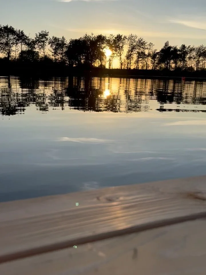Ruhe. Innehalten. Ankommen.

Manchmal braucht es gar nicht viel.
Nur einen Moment am Wasser.
Die Sonne auf der Haut.
Und das Gef&uuml;hl, endlich wieder bei sich selbst zu sein.

Einfach loslassen.
Durchatmen.
Zur Ruhe kommen.

Vielleicht ist genau d