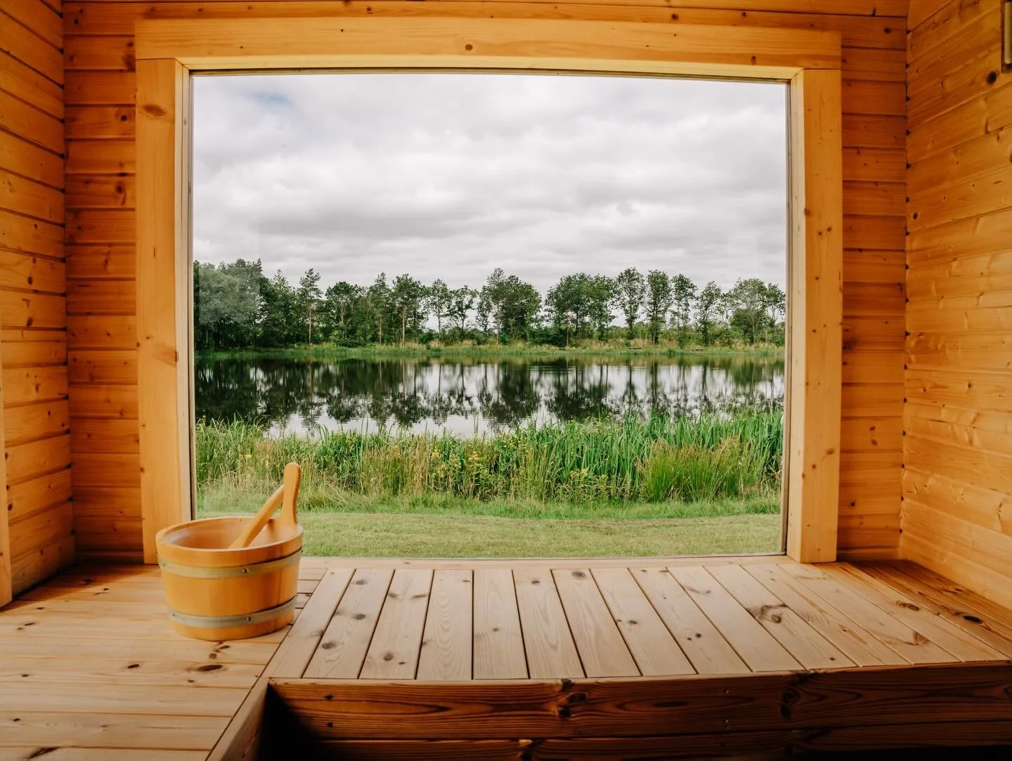 Wie sch&ouml;n kann Sauna eigentlich sein&hellip;

Dieses Gef&uuml;hl, wenn die W&auml;rme dich komplett umh&uuml;llt, der Blick &uuml;ber den See schweift und einfach alles kurz stillsteht&hellip;

Gerade jetzt, wenn die Abende noch etwas k&uuml;hle