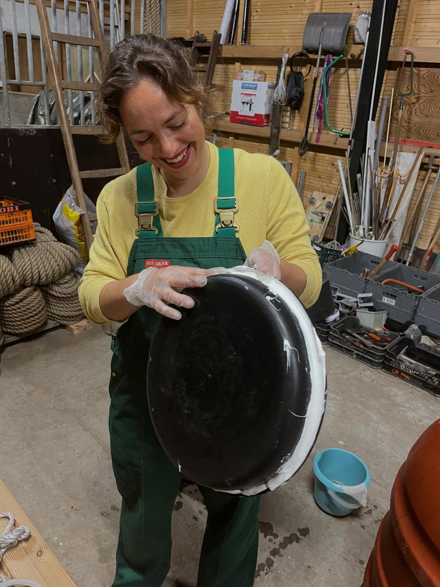 Es begann nicht mit einem perfekten Sonnenuntergang.
Sondern mit Holz, Tonnen, Kleber &ndash; und einer Idee.

Mit H&auml;nden, die angepackt haben.
Mit Menschen, die daran geglaubt haben.
Mit Momenten, die irgendwo zwischen Chaos und Herz entstanden