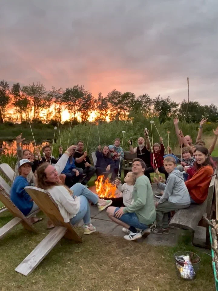 Wer steht noch so krass auf Marshmallows?

Bei uns bei Hygge Lake geh&ouml;rt das einfach dazu:
Lagerfeuer 🔥, Sonnenuntergang, gute Gespr&auml;che &ndash; und nat&uuml;rlich Marshmallows.

Wenn das Wetter mitspielt, sitzen wir fast jeden Abend zusam