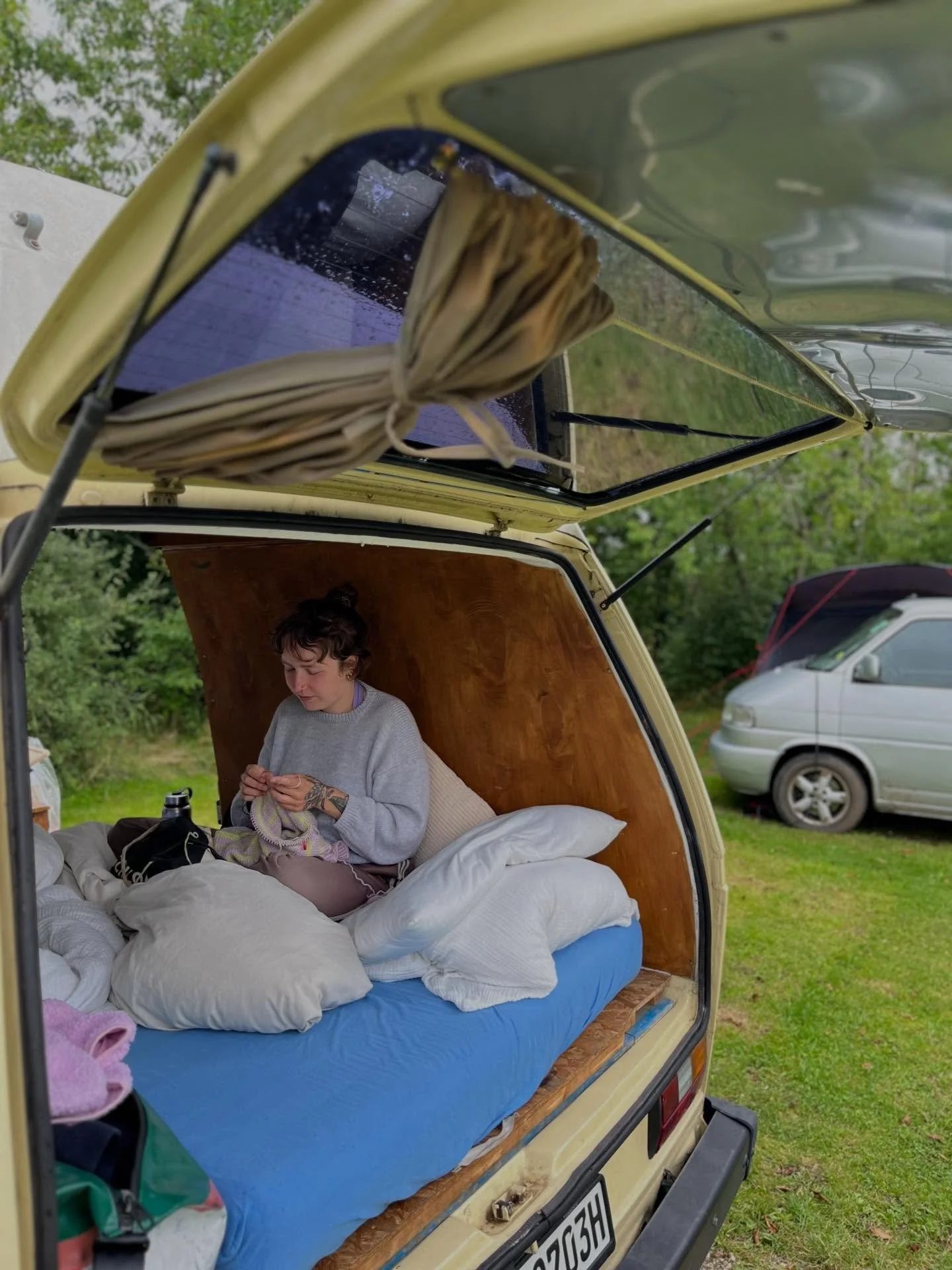 Ladies Power steckt in den kleinen Momenten ✨

Zwischen Alltag, To-Do-Listen und Erwartungen vergessen wir oft, wie viel Kraft in den leisen Augenblicken liegt.

💛 Ein paar Maschen h&auml;keln
💛 Musik h&ouml;ren und einfach sein
💛 Ein gutes Buch
?