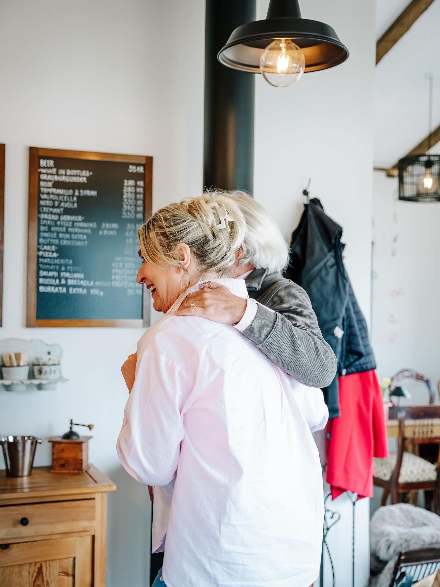 Wenn man liebt, was man tut, f&uuml;hlt es sich nie wie Arbeit an. 🤍

Ich bin einfach unglaublich dankbar, dieses Business gegr&uuml;ndet zu haben. 
Aus einer Idee ist ein Ort geworden, an dem Menschen zusammenkommen, entspannen und sch&ouml;ne Mome