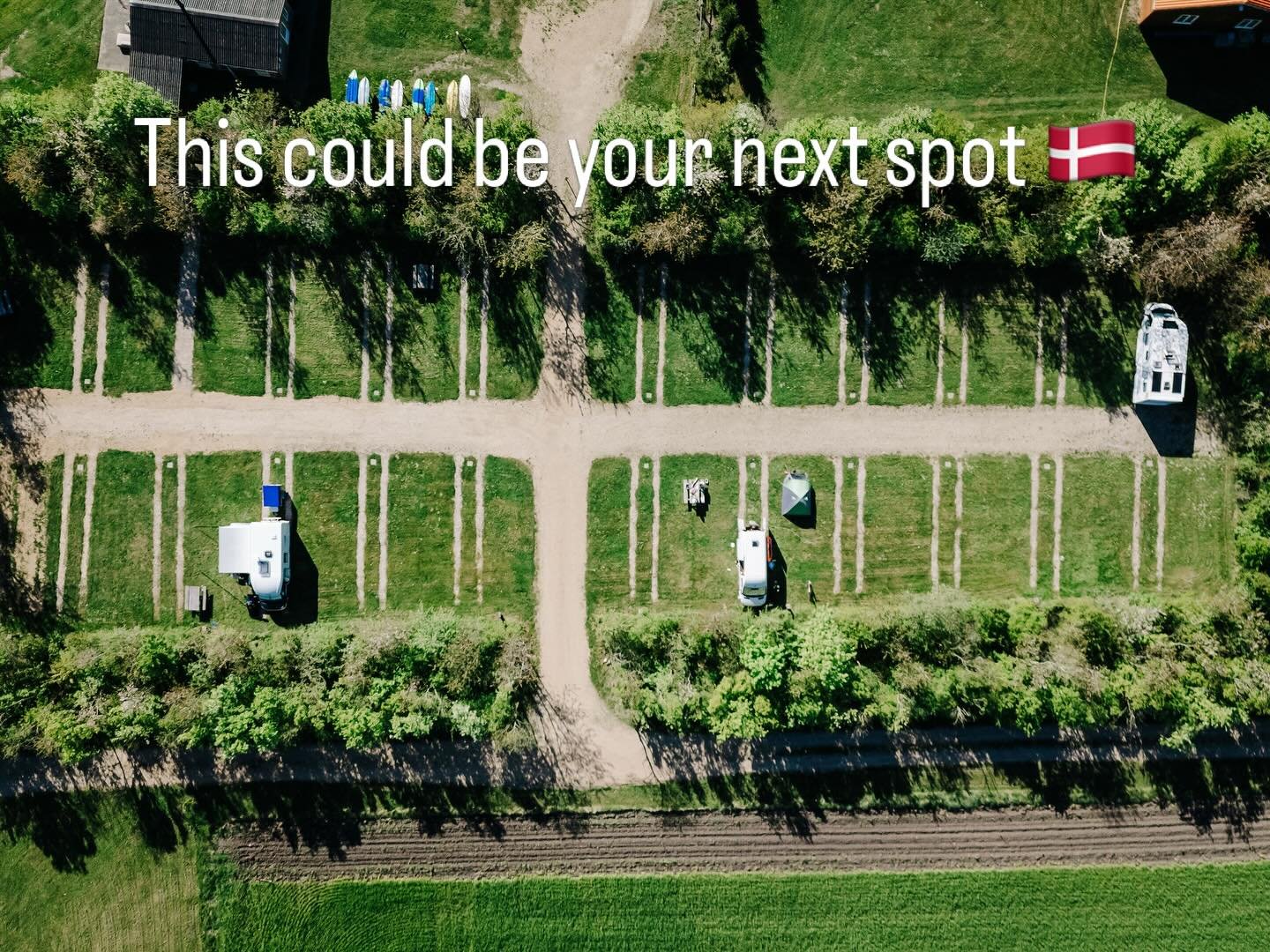 XXL Stellpl&auml;tze mit Hygge-Feeling 

Mehr Platz. Mehr Ruhe. Mehr Natur. 
Unsere XXL Stellpl&auml;tze (100&ndash;140 m&sup2;) bieten dir genau das, was Camping ausmacht: Freiheit, Privatsph&auml;re und Entschleunigung. 

✅ Gro&szlig;z&uuml;gig ang