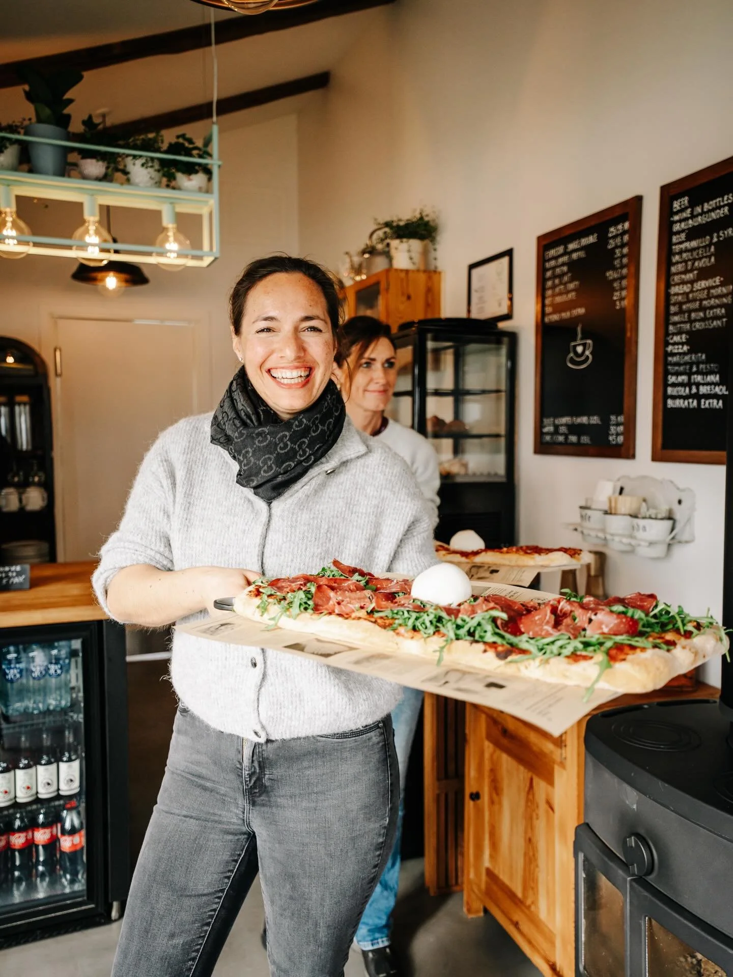 🍕 Die Geheimzutat? Ganz klar: Liebe.
Denn die steckt in jeder einzelnen unserer selbstgemachten Pizzen. ❤️

Und sonst? Nur richtig gute Zutaten, frischer Teig und ganz viel Leidenschaft f&uuml;r gutes Essen.
Ob kleine Pizza f&uuml;r den eigenen Genu