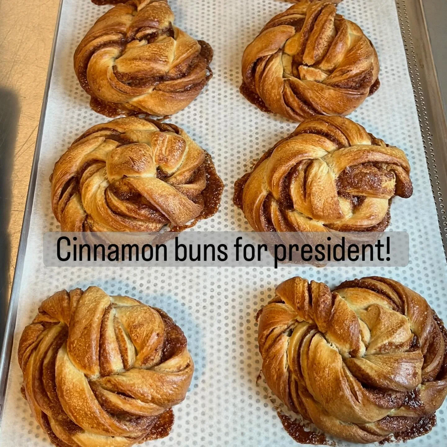 Wenn G&auml;ste wiederkommen und direkt bei der Anreise fragen:
&bdquo;Gibt&rsquo;s eigentlich wieder die Zimtschnecken?&ldquo; 😄🤎

Dann nennen wir das einfach mal das sch&ouml;nste Kompliment &uuml;berhaupt. 

Frisch gebacken, noch warm aus dem Of