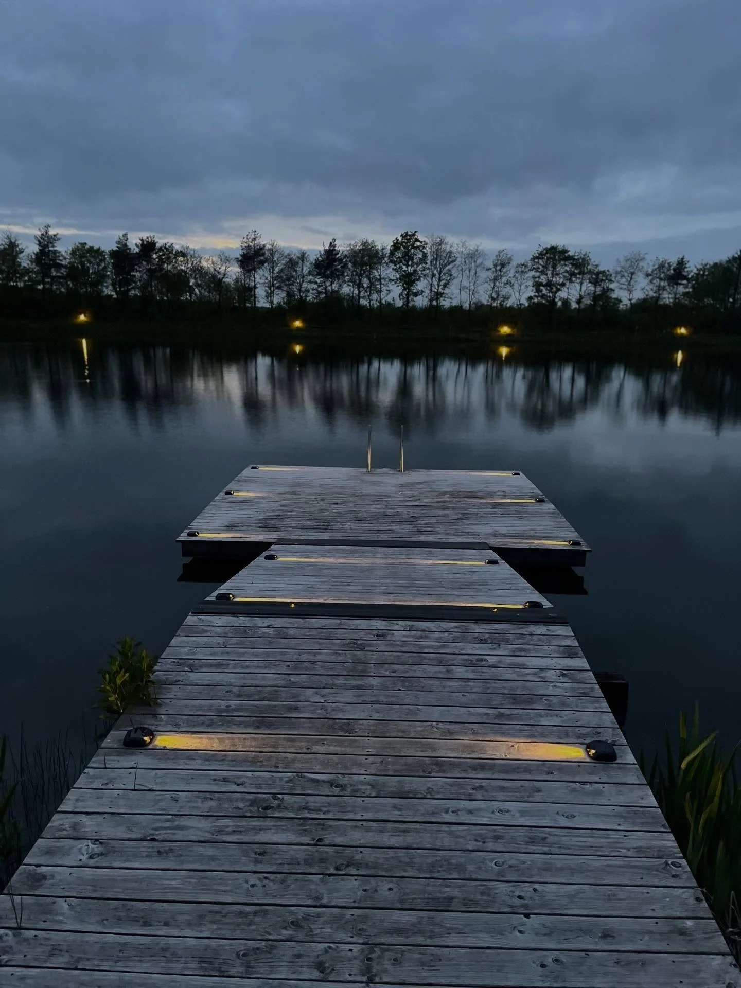 Es werde Licht! 💡

Wir haben dieses Jahr nochmal ein bisschen aufger&uuml;stet &ndash; und unser Hygge-Lake-Gef&uuml;hl leuchtet jetzt sogar bis sp&auml;t in den Abend hinein. 

Unsere neue Solarbeleuchtung macht den Platz abends einfach unglaublich