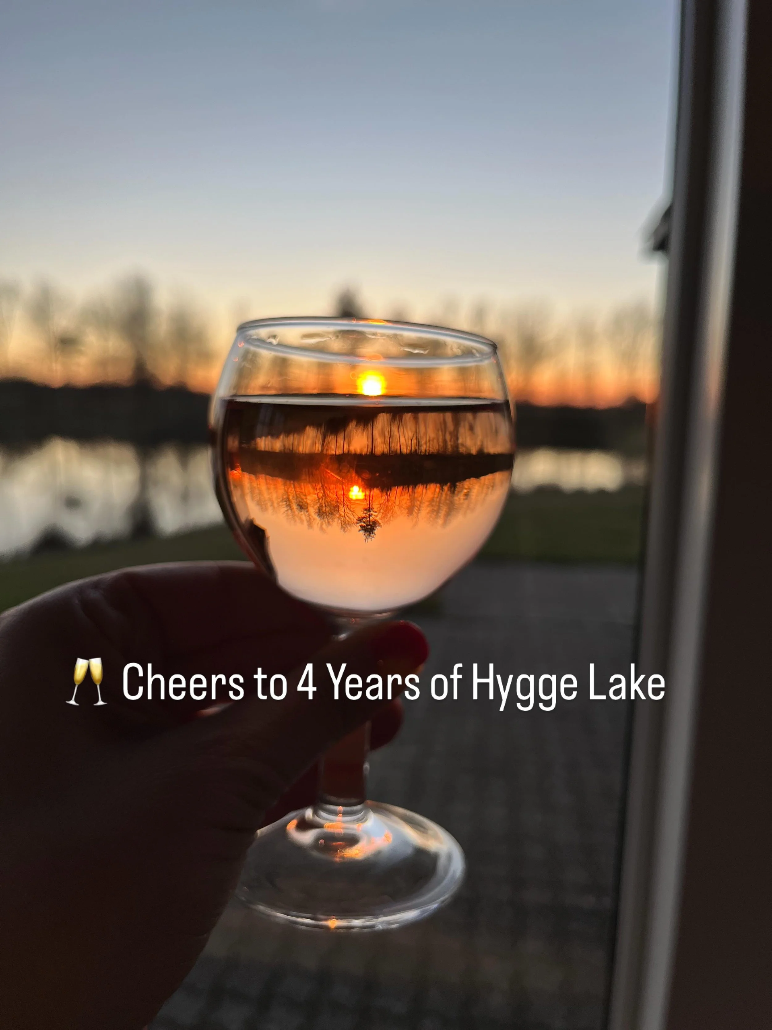 🥂 Cheers auf vier Jahre Hygge Lake!

Eigentlich war es schon gestern soweit &ndash; aber ich habe es tats&auml;chlich verpasst: Gestern vor vier Jahren haben wir zum ersten Mal die T&uuml;ren von Hygge Lake ge&ouml;ffnet.

Und was soll ich sagen? Se