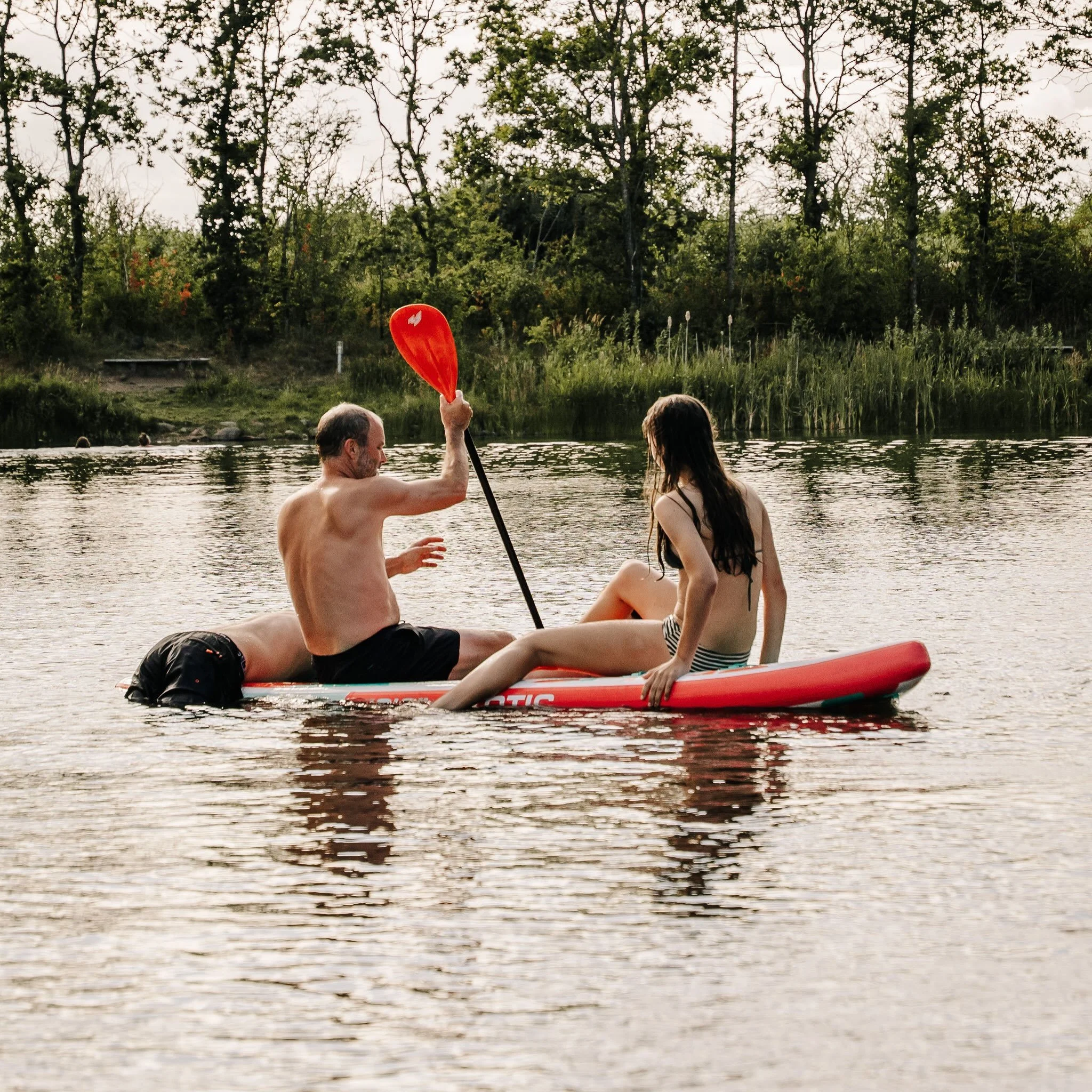SUMMER VIBES AT HYGGE LAKE ☀️🌿

Manchmal sind es die einfachen Dinge, die den Sommer besonders machen.

Barfu&szlig; zum See.
Eine Runde mit dem SUP. 🏄
Pizza drau&szlig;en mit der Familie. 🍕
Ein Eis zwischendurch.
Kinder, die einfach Kinder sein d