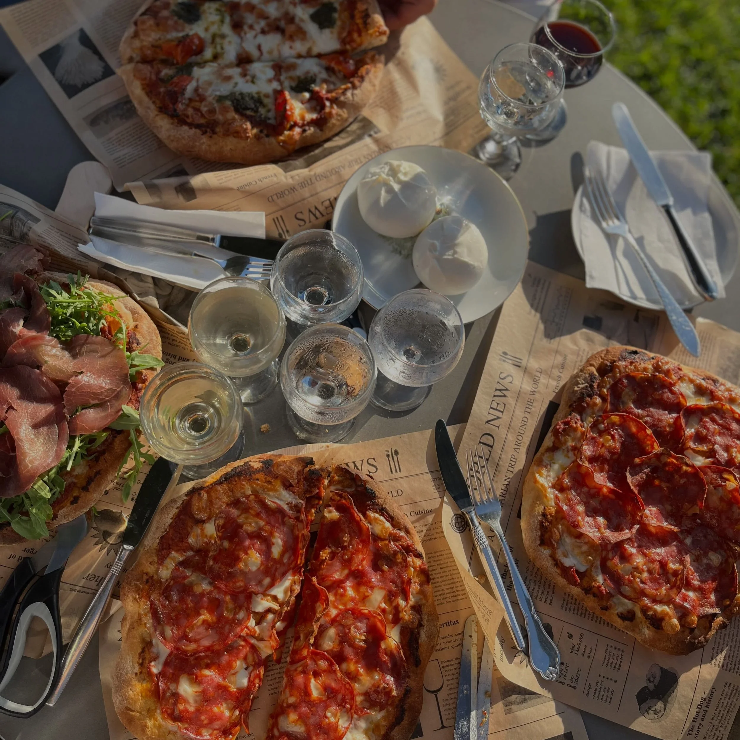 Viel zu lange her. 🍕

Heute wollten wir jemandem ein paar Bilder von unserer Pizza zeigen &ndash; und haben dabei gemerkt, wie lange wir sie euch hier eigentlich nicht mehr gezeigt haben.

Dabei ist sie l&auml;ngst ein kleines St&uuml;ck Hygge Lake 