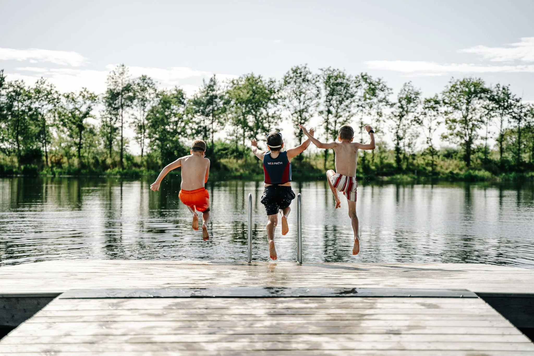 Baden im See mit Holzsteg und kleinem Badestrand- Hygge Lake in Gram, Dänemark
