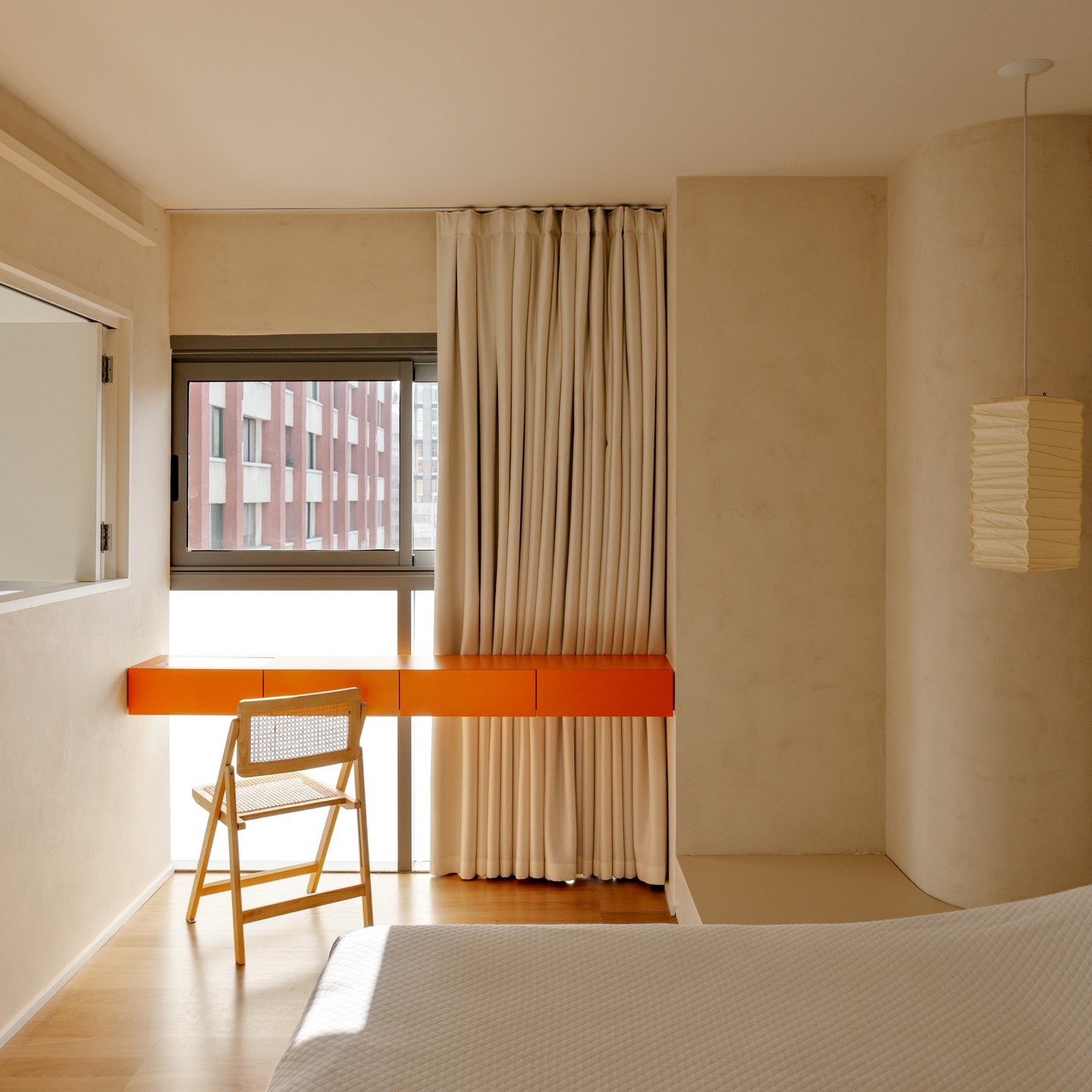 O quarto foi pintado com Estuco Italiano Cru, criando um ambiente sereno e acolhedor, ideal para momentos de relaxamento e descanso. As paredes em Estuco Italiano oferecem uma textura suave e natural, promovendo uma atmosfera de tranquilidade e bem-e