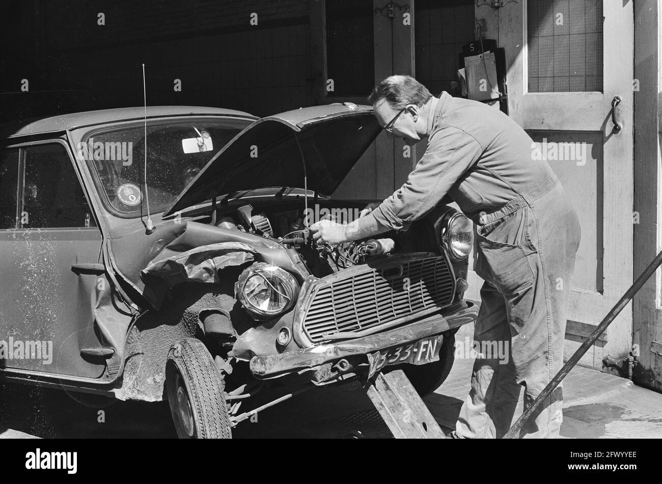 auto-mechanic-at-work-april-26-1971-automobiles-auto-.jpg