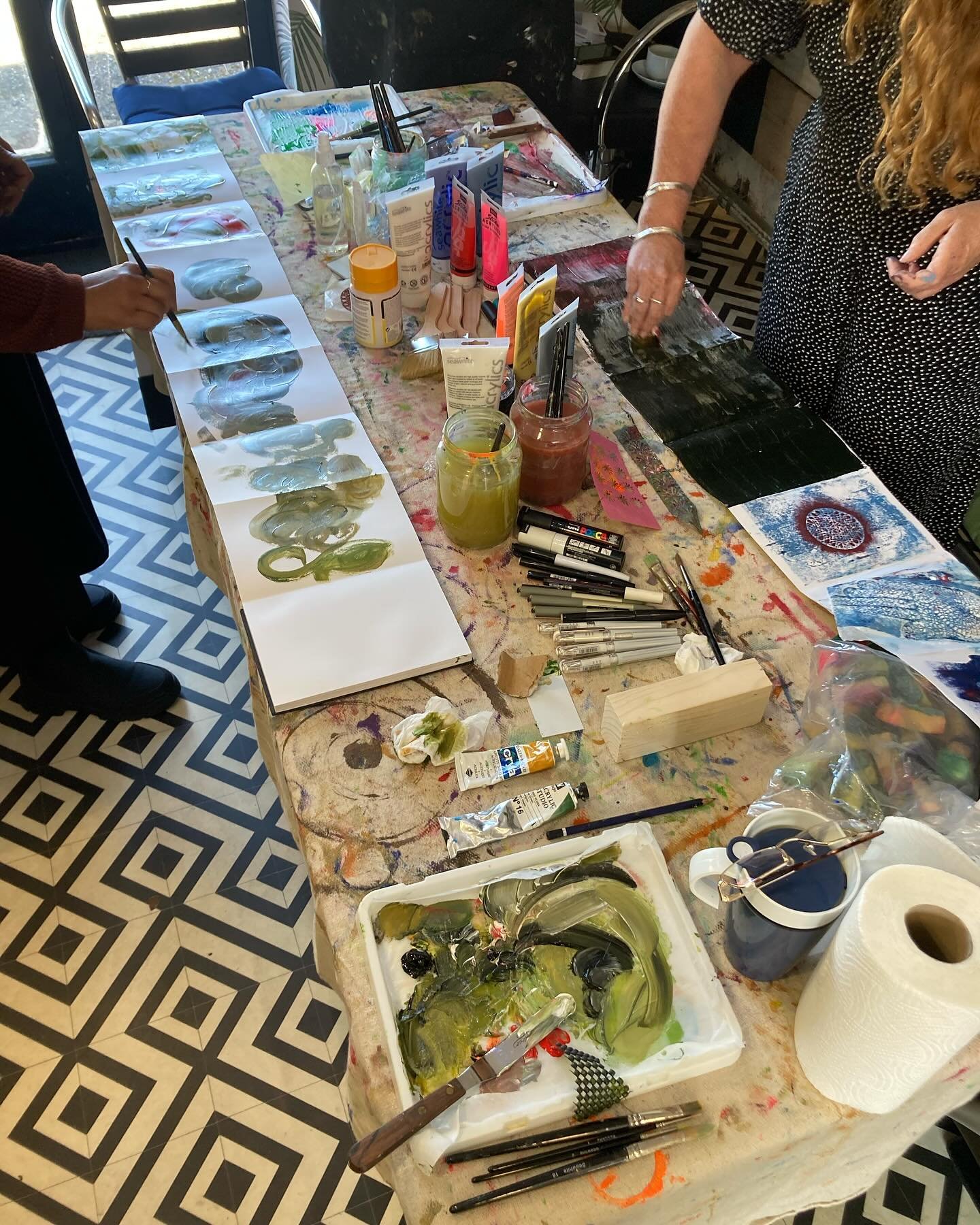 I popped in at the end of our first concertina sketchbook workshop today @themercantileadventurer in Burgess Hill and WOW! What a feast for the eyes. The colours and textures were just incredible.

Super chilled space, with expert guidance from @suzi