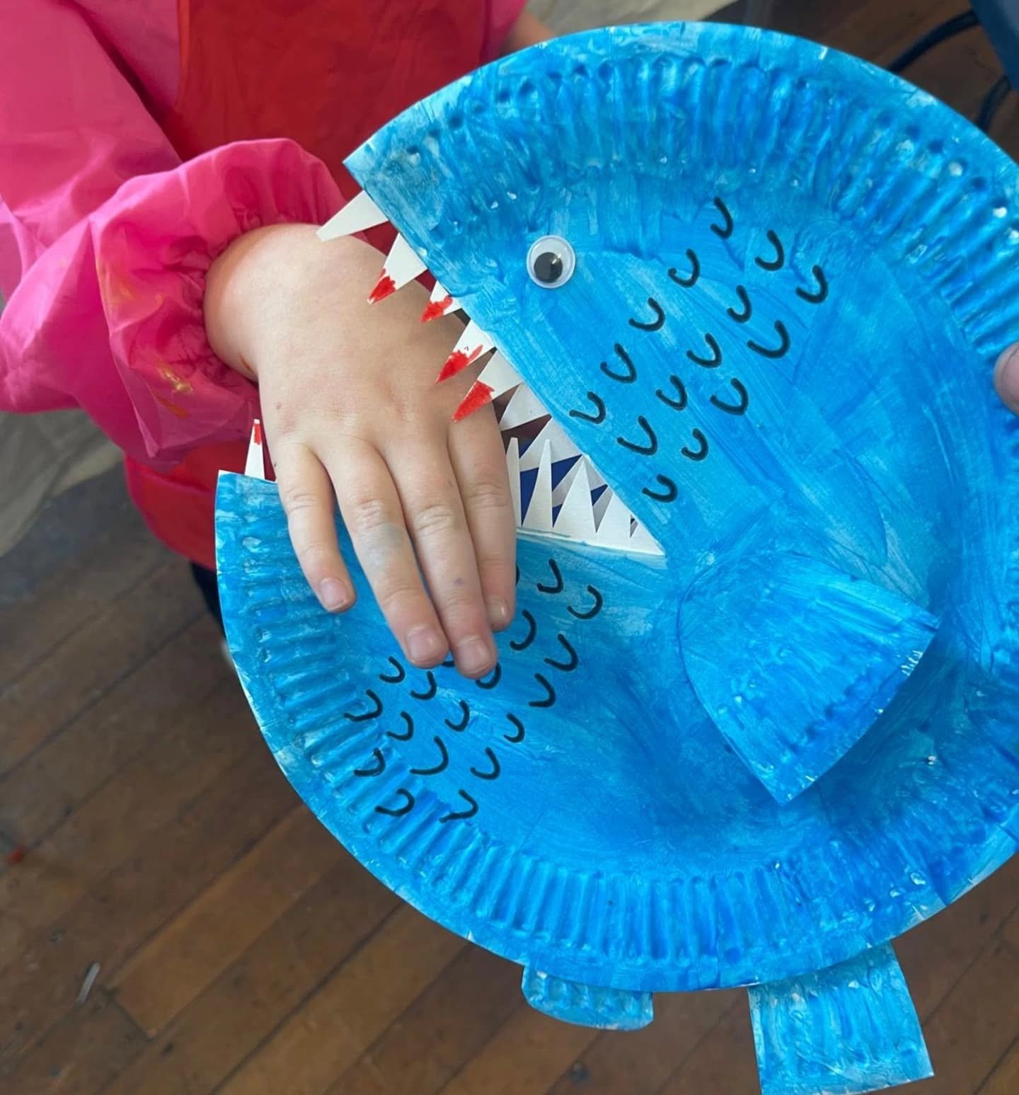 The children loved using these simple paper plates. It's amazing what they can be used to create! 🦈🐟🐠 Great work at the Coombe Road Club with @c_h_r_i_s_j_u_d_g_e_art ❤️

#animalart #afterschoolactivities #artinschool #childart #artforchildren #ar