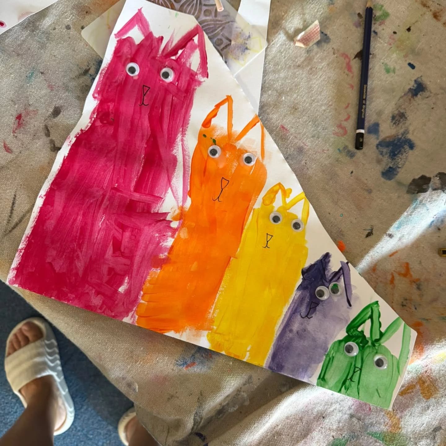 Rainbow cats, beautiful flowers, stencil animals and loo roll crabs were amongst the themes @albournecofeprimaryschool last week 🌈 Thanks @neenabombeena , @saffwoo and our Junior Assistant Wilf for this colour filled session!

Only 4 weeks until the