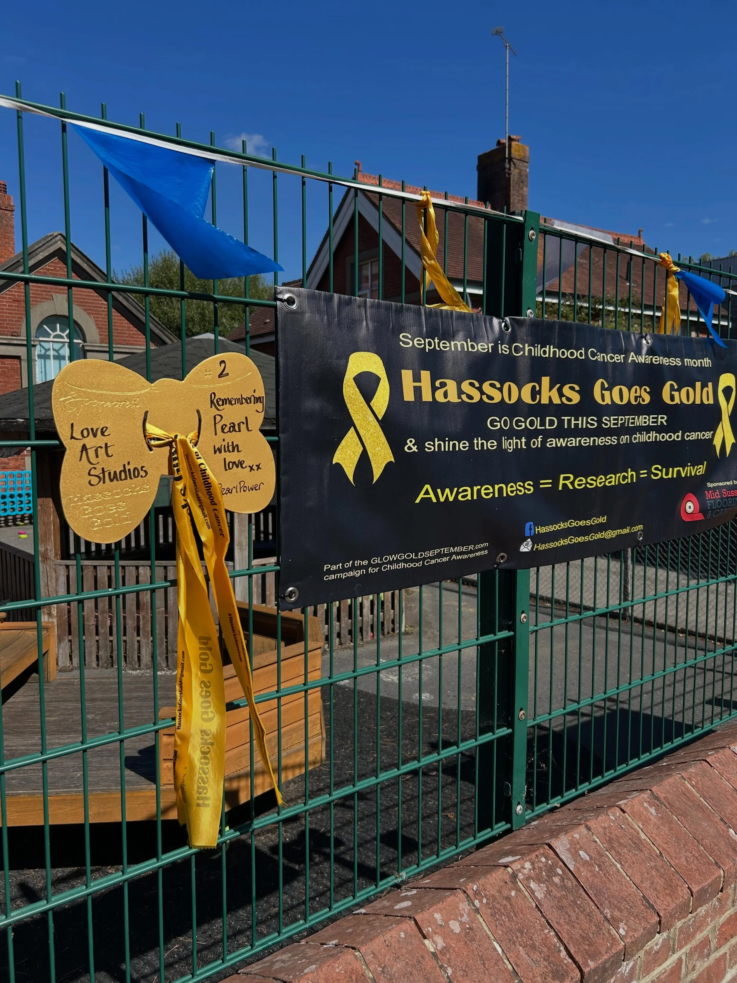 💛🎀 OUR BOW HAS A TEMPORARY NEW MISSION&hellip;

You may have seen the gorgeous giant gold bows appearing around Hassocks as part of @hassocksgoesgold raising awareness and funds for childhood cancer research in memory of local girl Pearl 💛

Sadly,