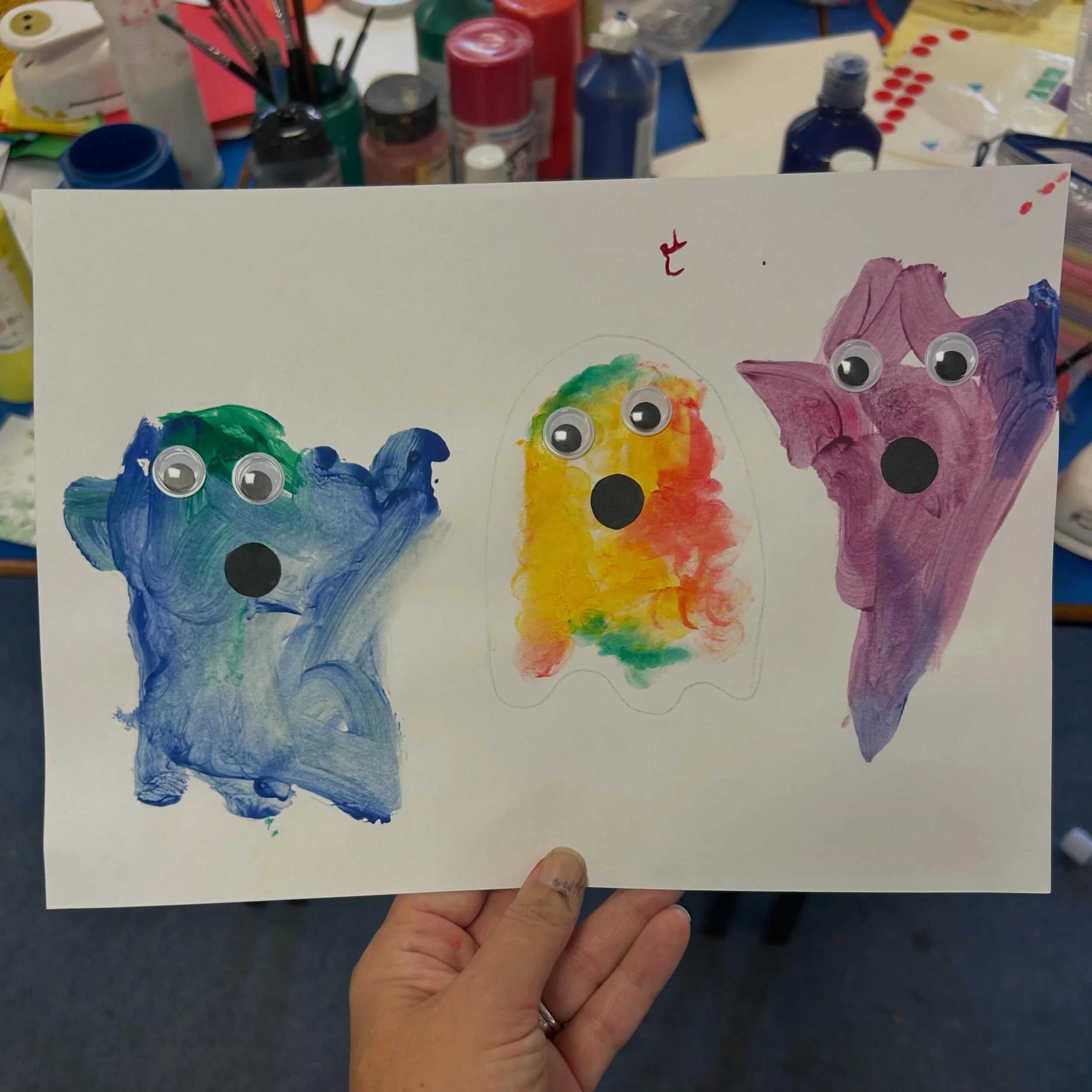🎃👻 A little bit spooky, a whole lot of creativity! 

We had such a lovely afternoon at Coombe Road Primary School today!

Our young artists got stuck into some Halloween inspired making, creating colourful ghosts, cheeky pumpkins, bats, funny littl