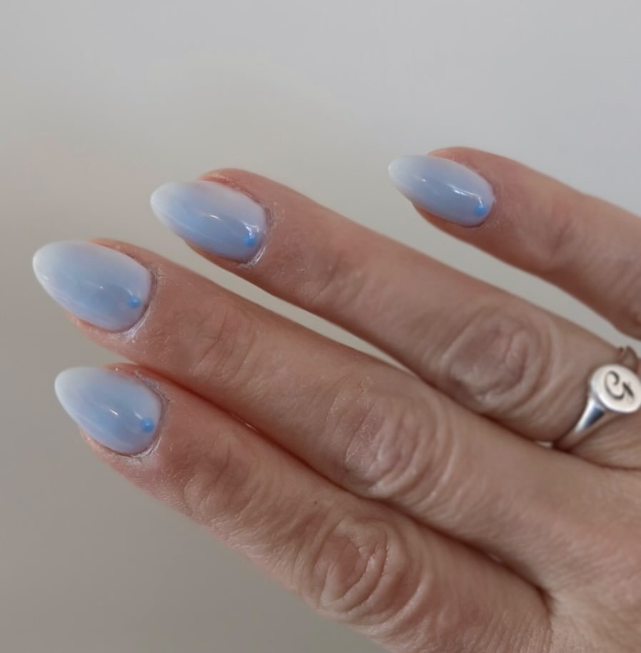 Aura nails with a cute little dot 💙

// #chicagomakeupartist #chicagobride #chicagowedding #chicagohairstylist #bridalhair #bridalspecialist #softglam #elopementhairstylist #destinationwedding #manicureinspo #manicure