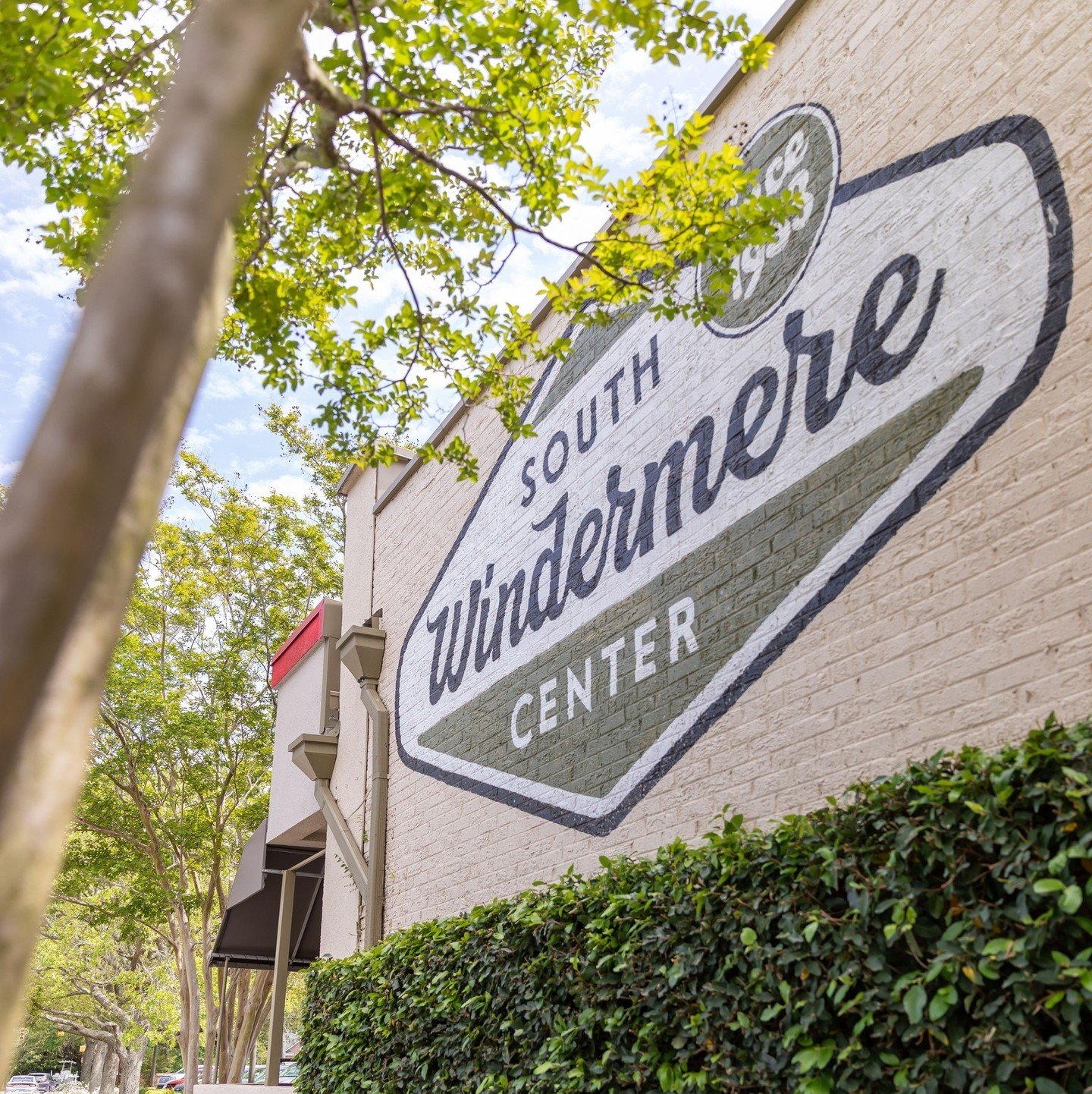 Today is the day! Join us from 11am-3pm for the Spring Stroll at South Windermere Center! 🌼 With live music, great local shopping, discounts, raffles, and fun family activities you won't want to miss! From mouthwatering treats to fabulous finds we'v