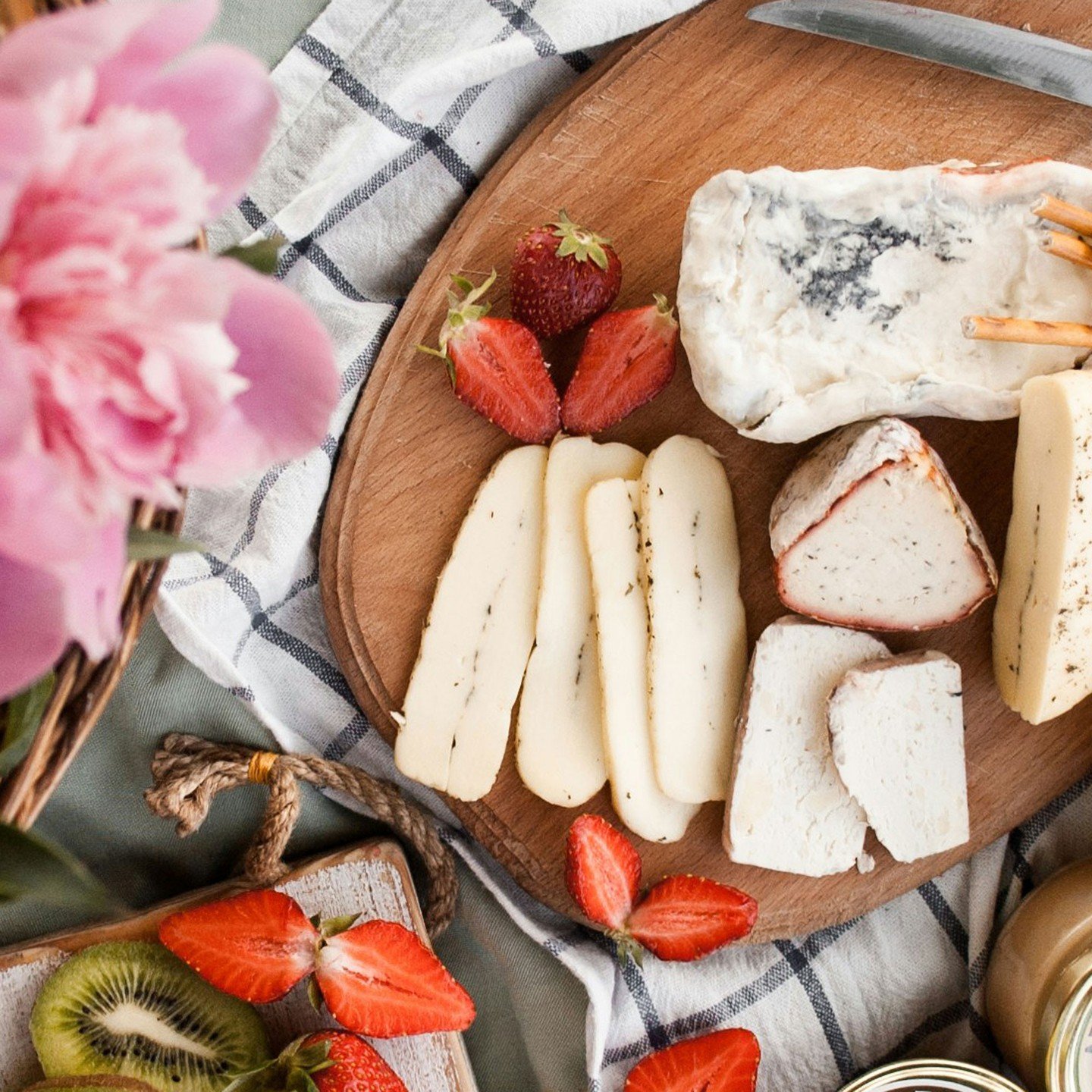 Earth Fare's fresh finds make the best picnic treats! 🌿🍎 We're enjoying the weather this weekend! #HealthyEats #EarthFarePicnic