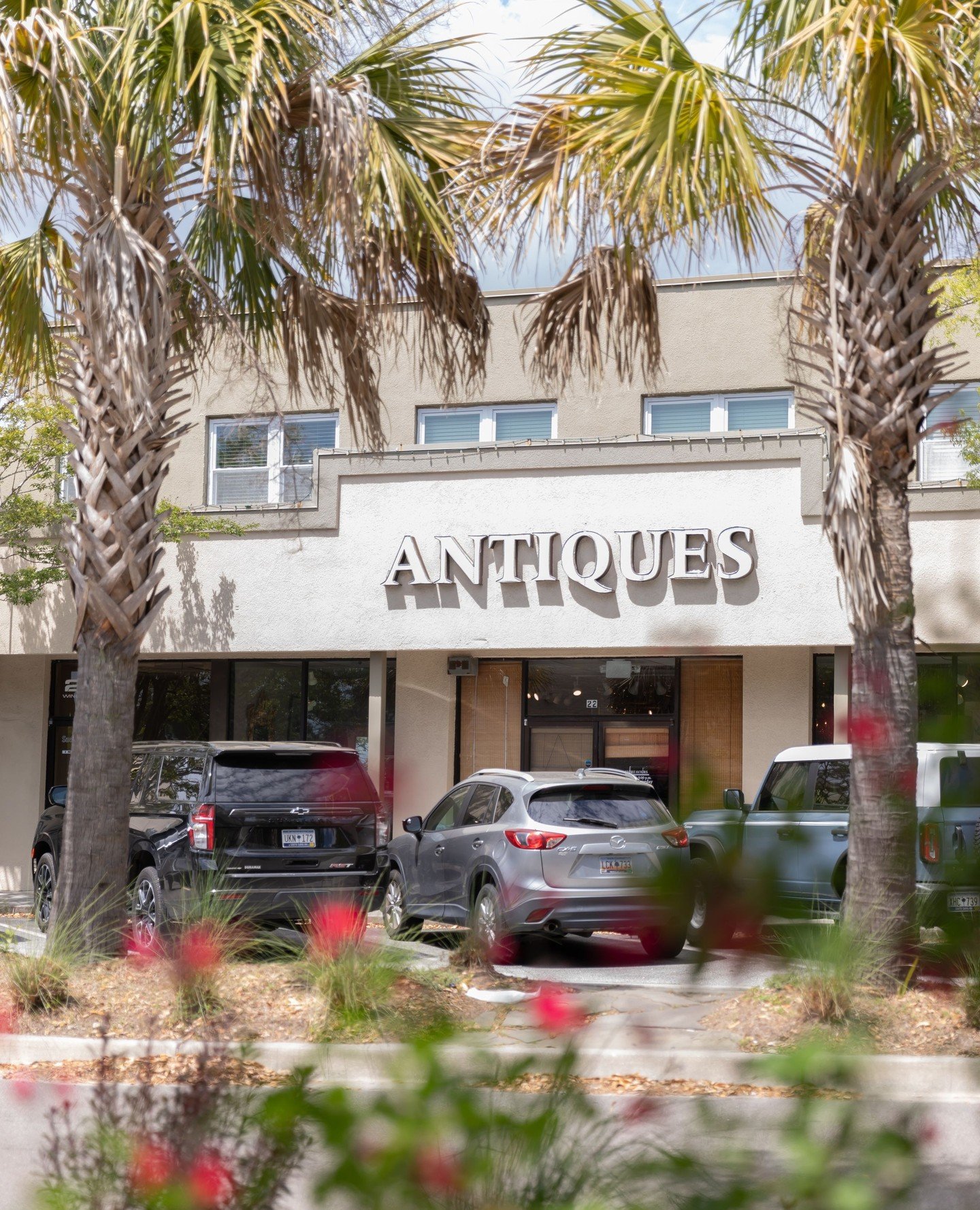 It's a beautiful day to uncover hidden treasures at Antiques of South Windermere! 🌞🕰️ #AntiqueShopping #SouthWindermere