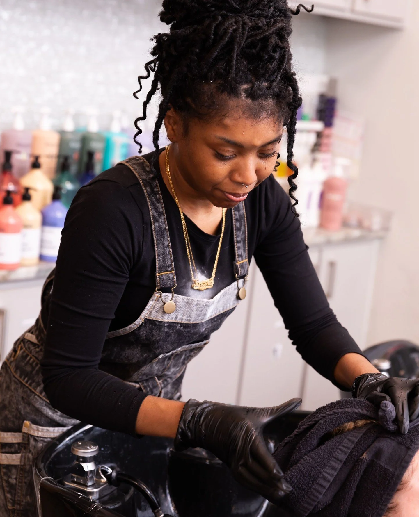 Don't let the holidays sneak up without a fresh look. Visit Urban Nirvana Hair for a style that turns heads. 🛍️🎁 #PreHolidayGlam #UrbanNirvanaHair